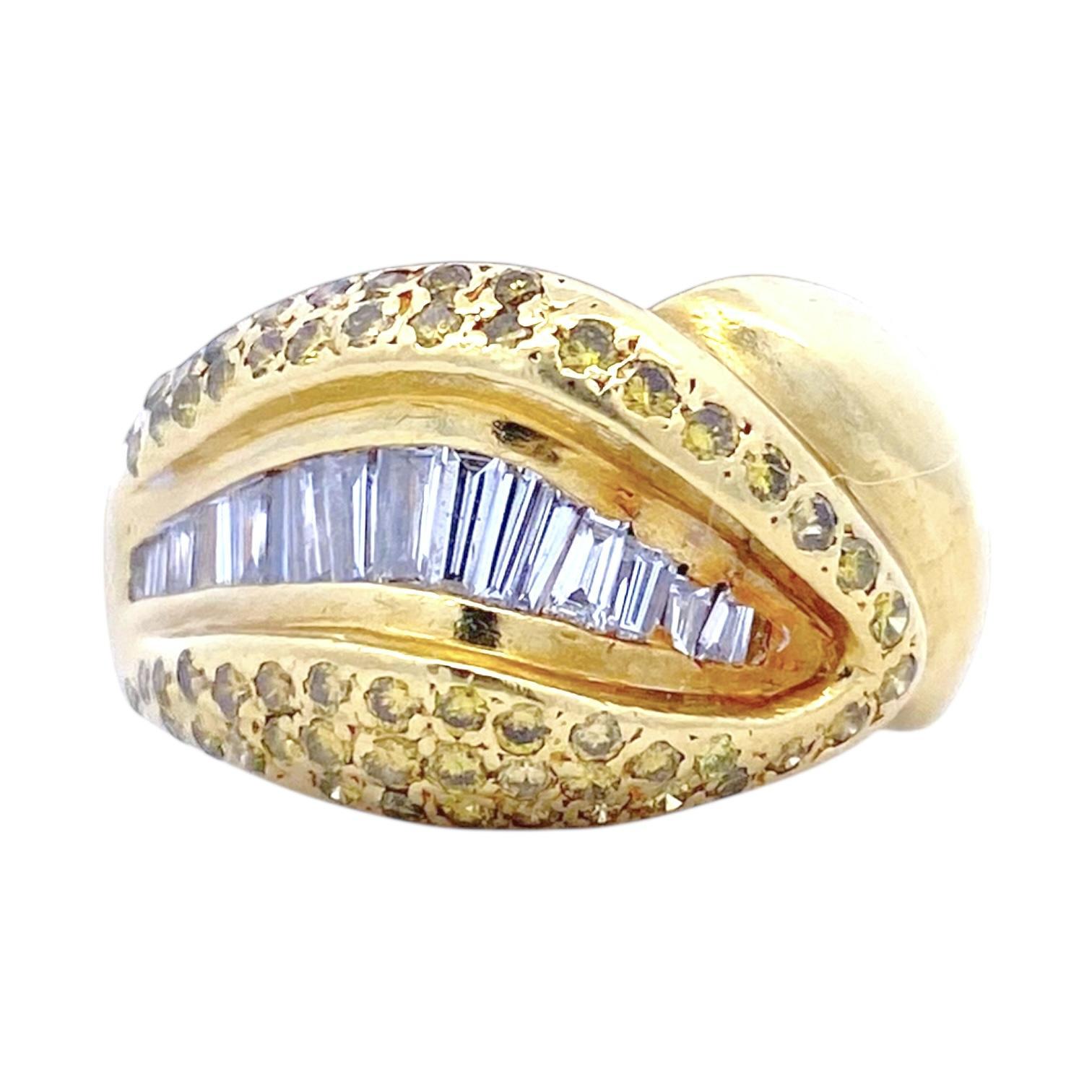 Anello vintage in oro giallo 18 carati, caratterizzato da un design audace con diamanti gialli rotondi incastonati in stile pave, che accentuano la fila centrale di diamanti bianchi graduali con taglio a baguette.
Diamanti gialli: 1,0 ctw.