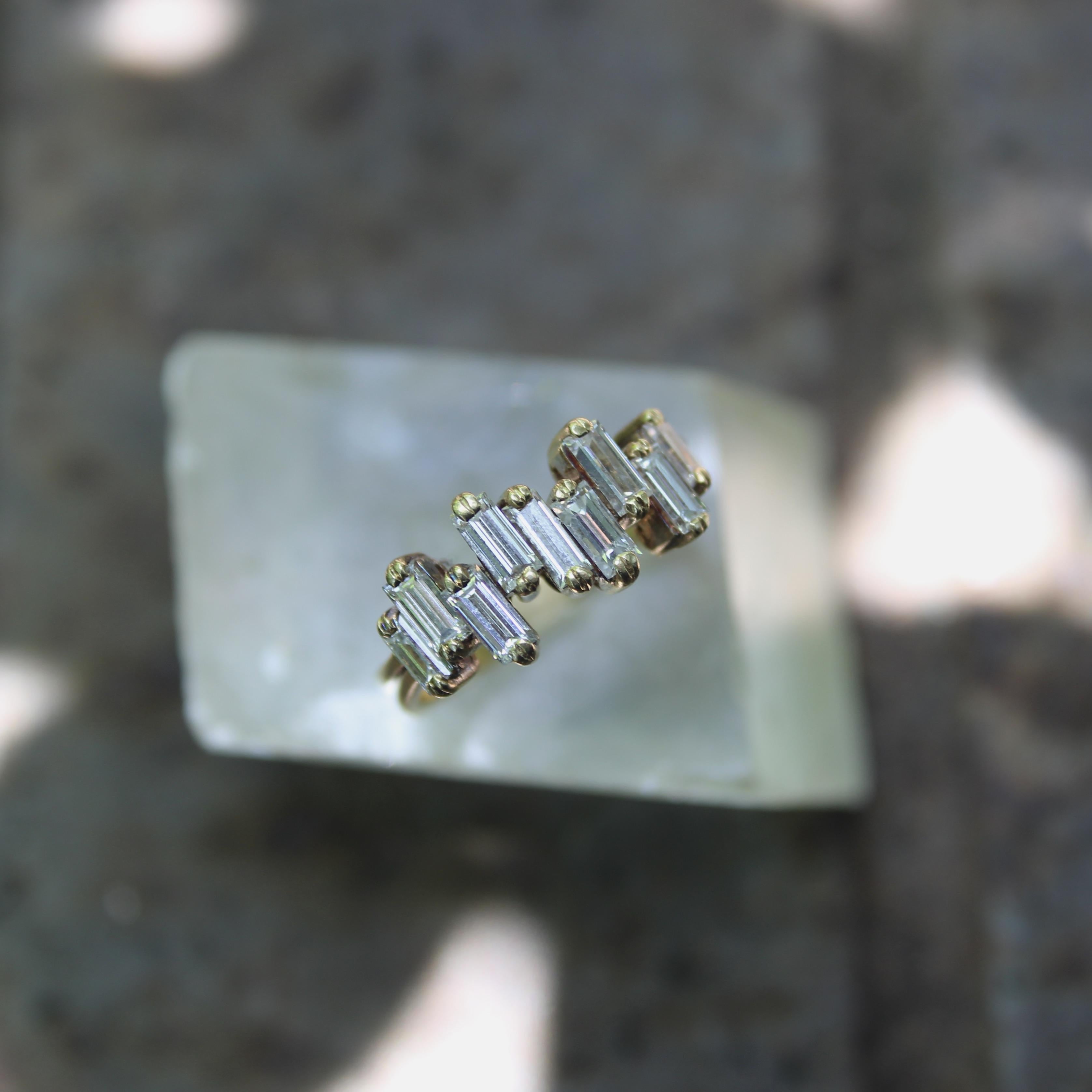 Anillo vintage de diamantes baguette escalonados de oro de 18 quilates en venta 4