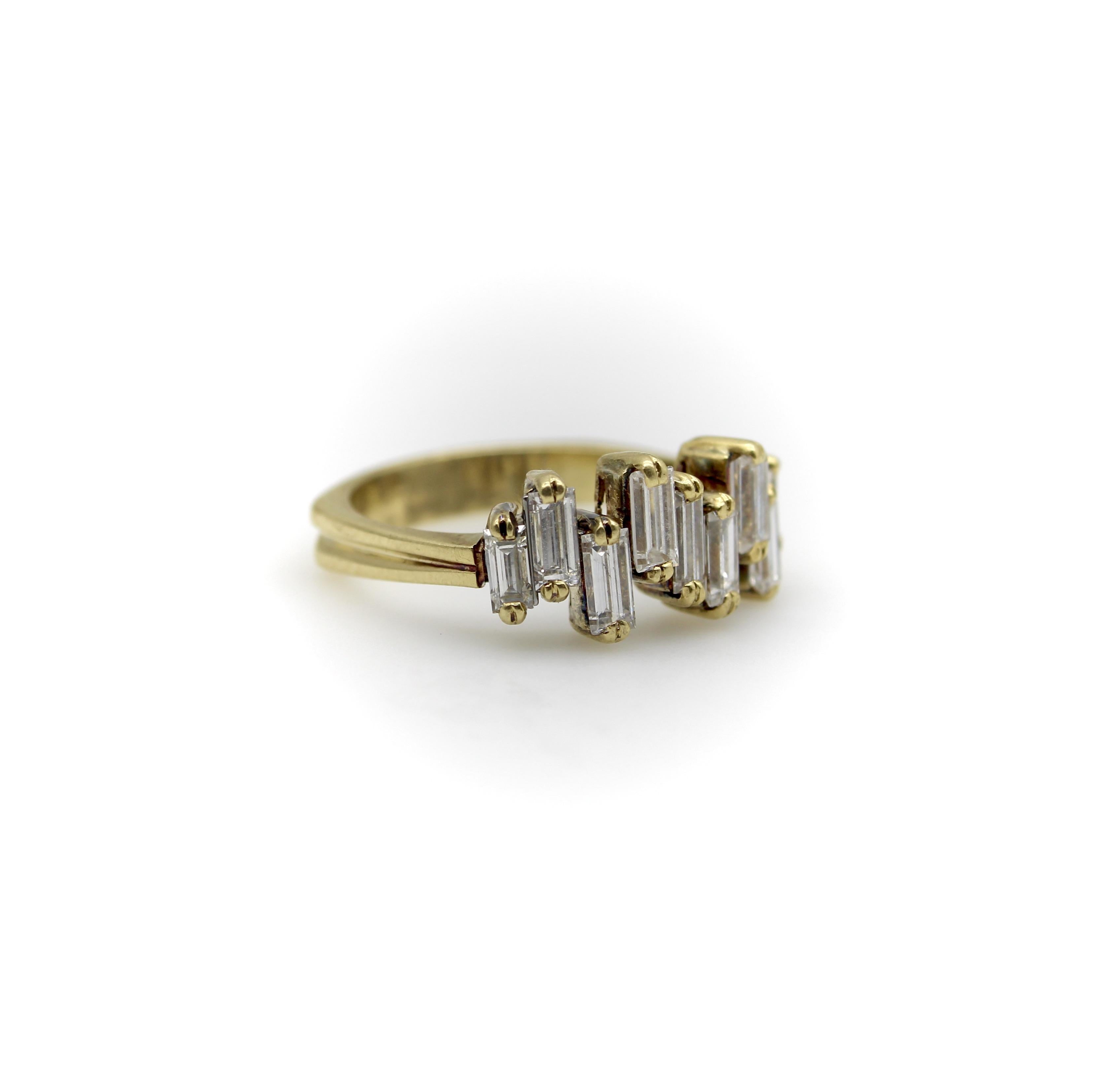 Anillo vintage de diamantes baguette escalonados de oro de 18 quilates Moderno en venta