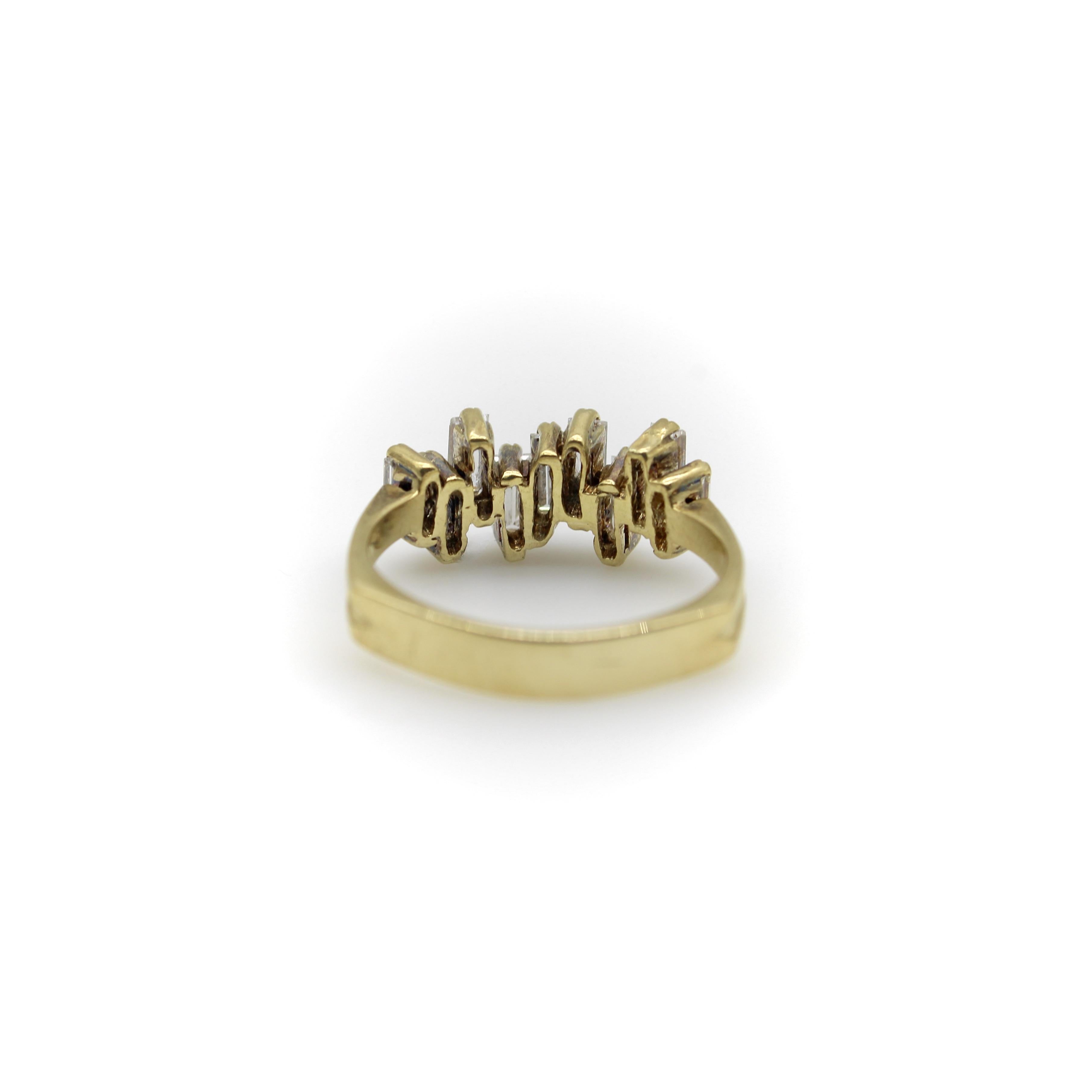 Anillo vintage de diamantes baguette escalonados de oro de 18 quilates en Bueno estado para la venta en Venice, CA