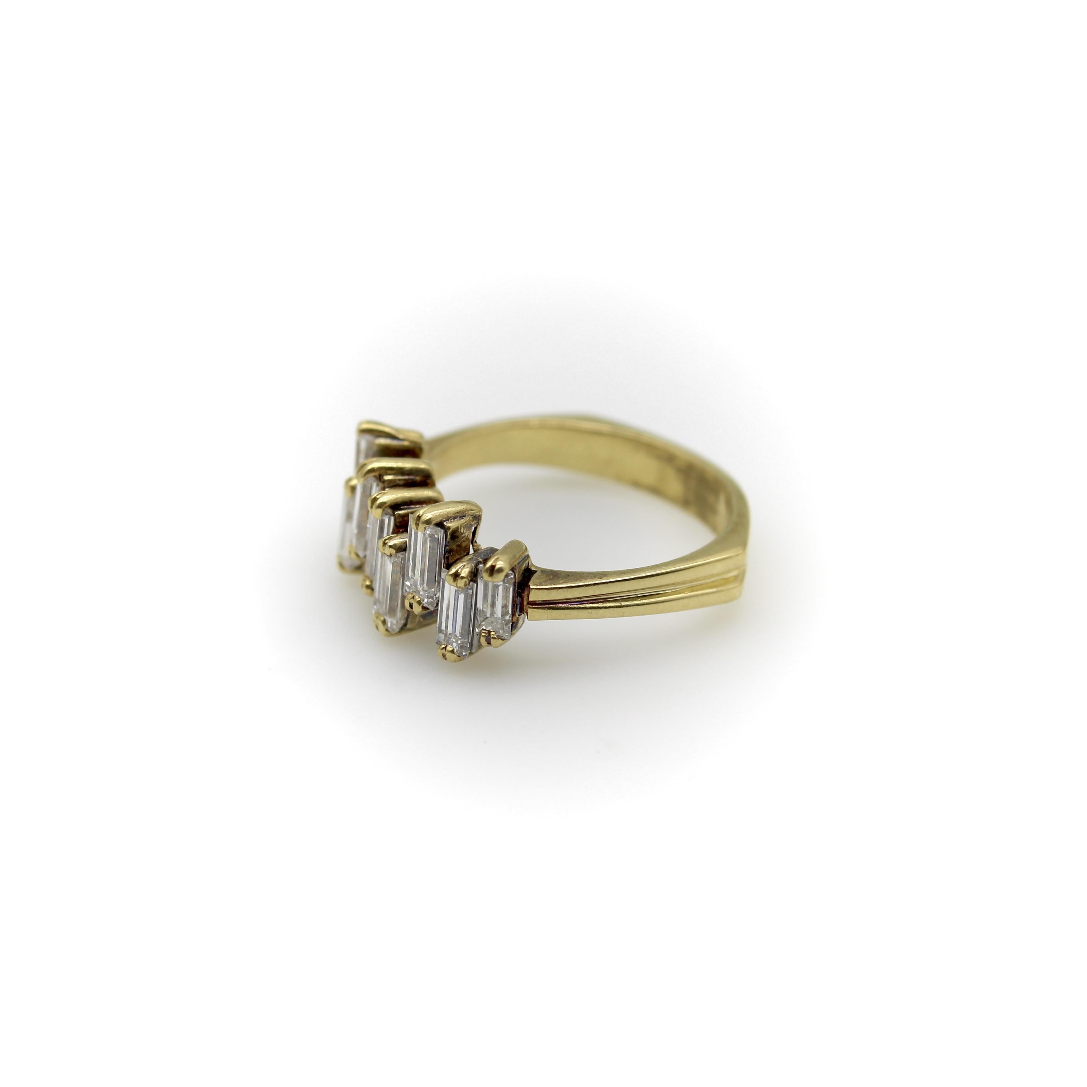 Femenino o masculino Anillo vintage de diamantes baguette escalonados de oro de 18 quilates en venta