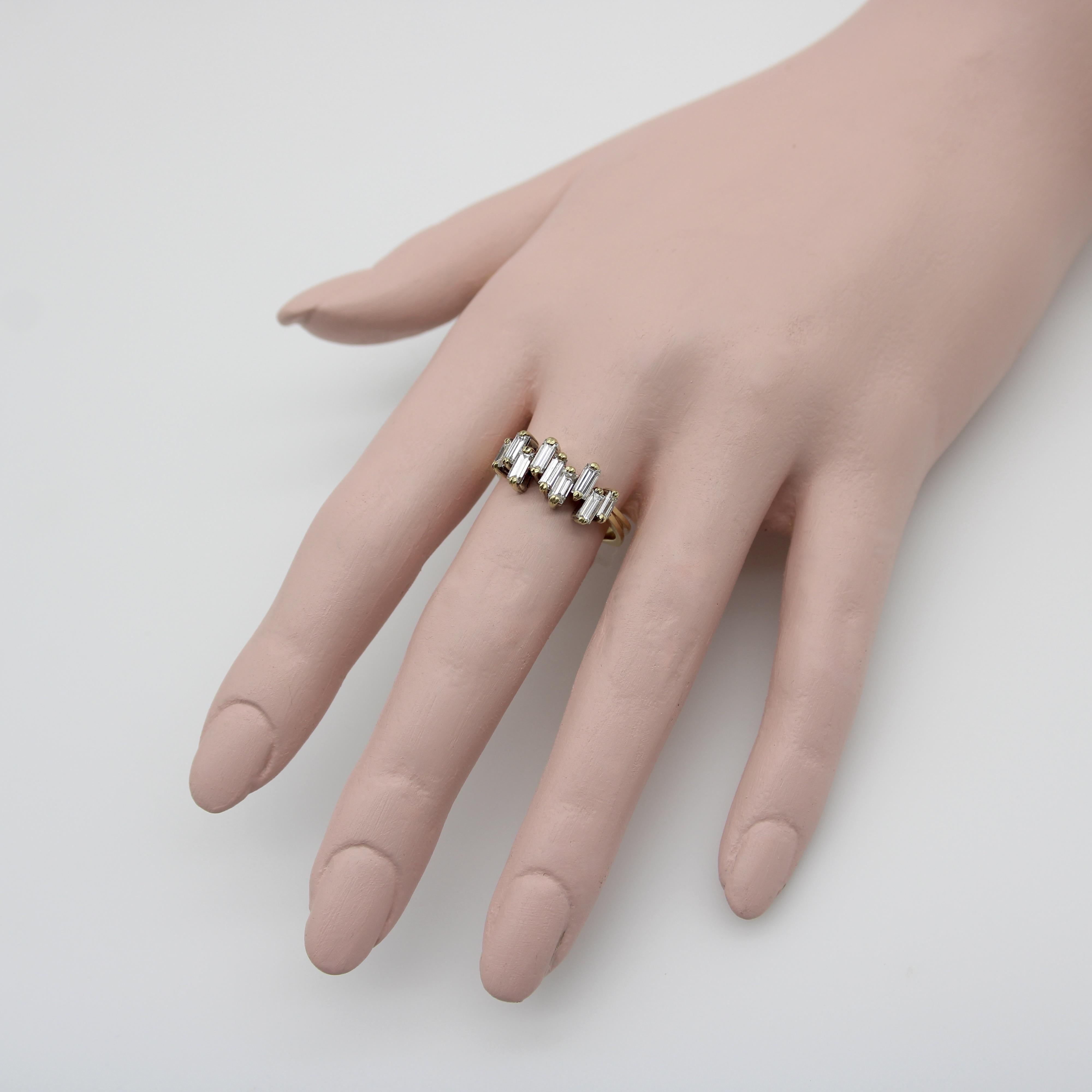 Anillo vintage de diamantes baguette escalonados de oro de 18 quilates en venta 1