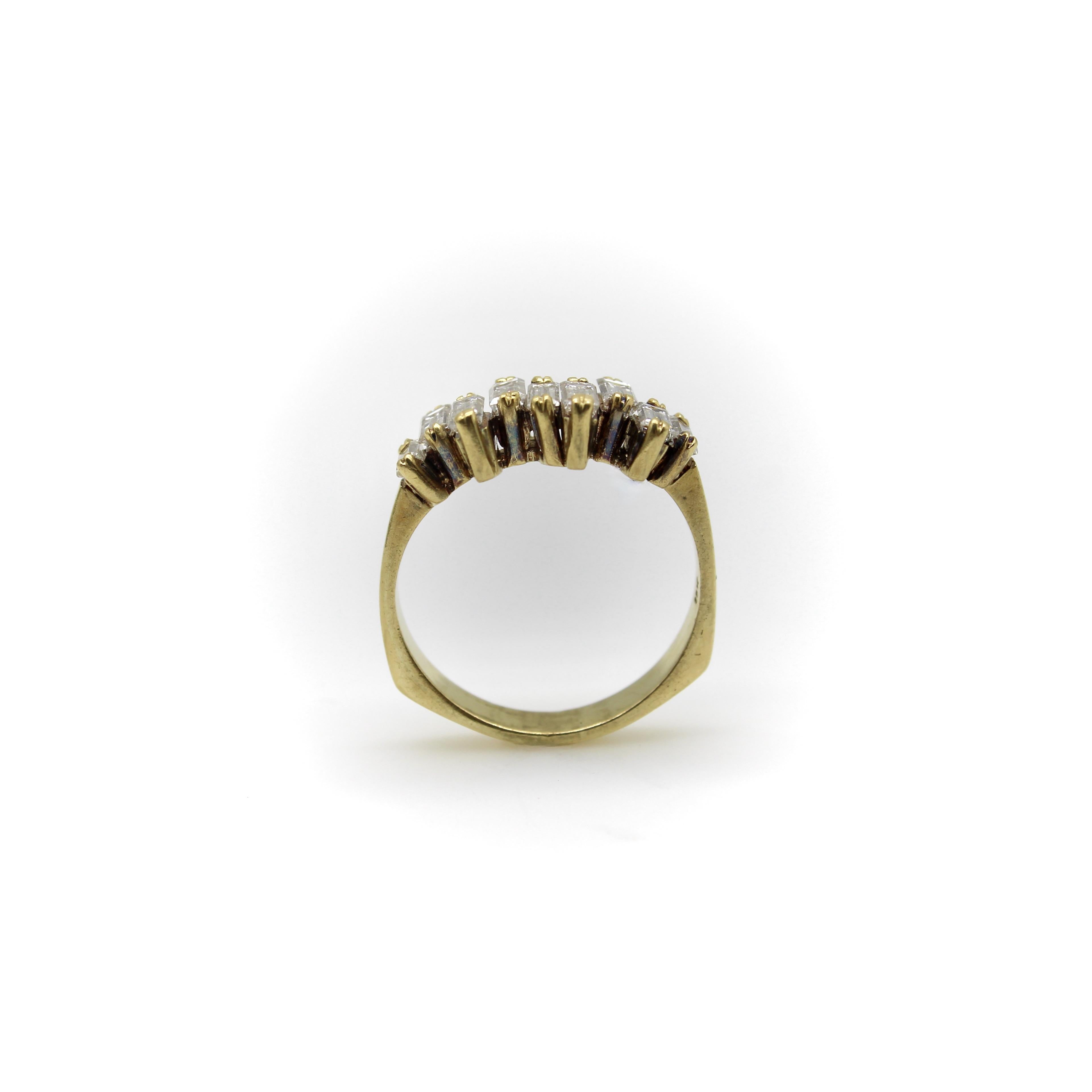 Anillo vintage de diamantes baguette escalonados de oro de 18 quilates en venta 2