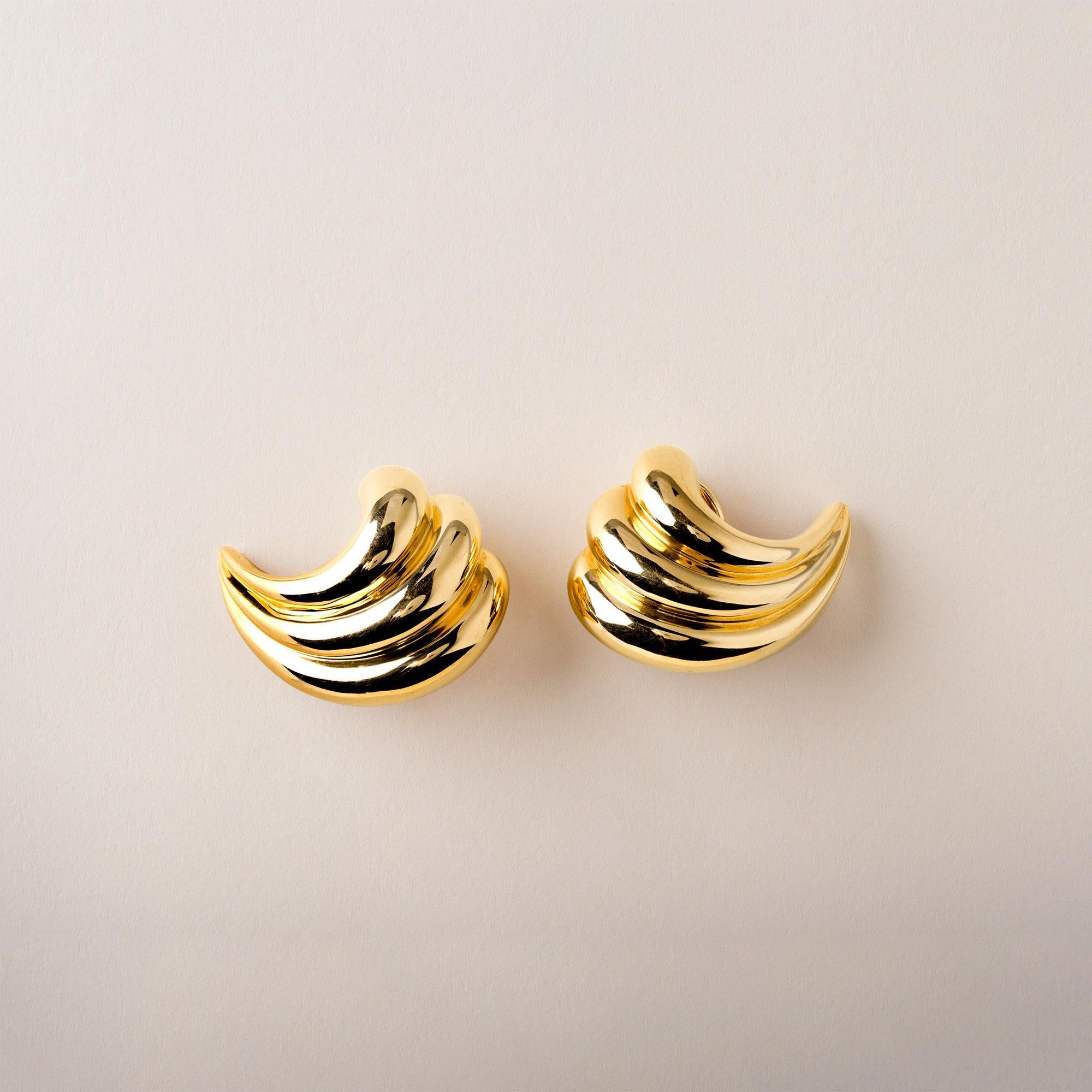 These are a pair of vintage clip on swirl earrings
Circa 1950s
Measures 1 inch x 0.8 inch
20.5 grams
18K yellow gold
Markings in the gallery