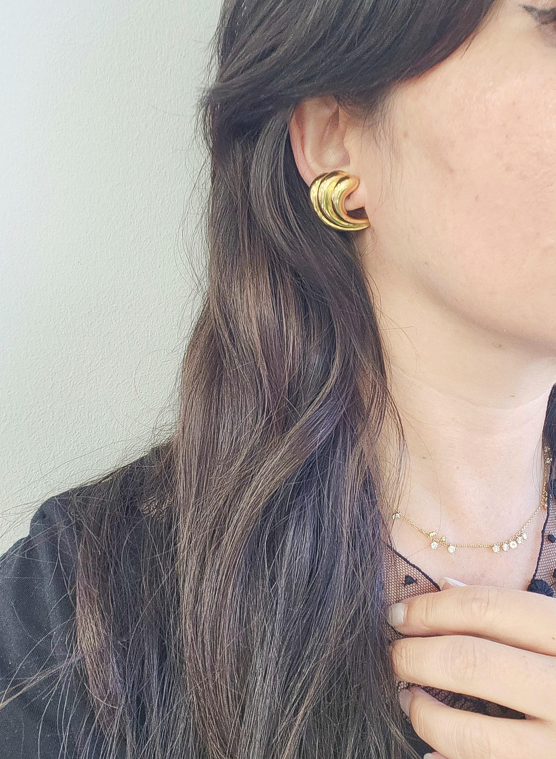 Vintage 18K Gold Swirl Wing Earrings In Good Condition For Sale In Los Angeles, CA