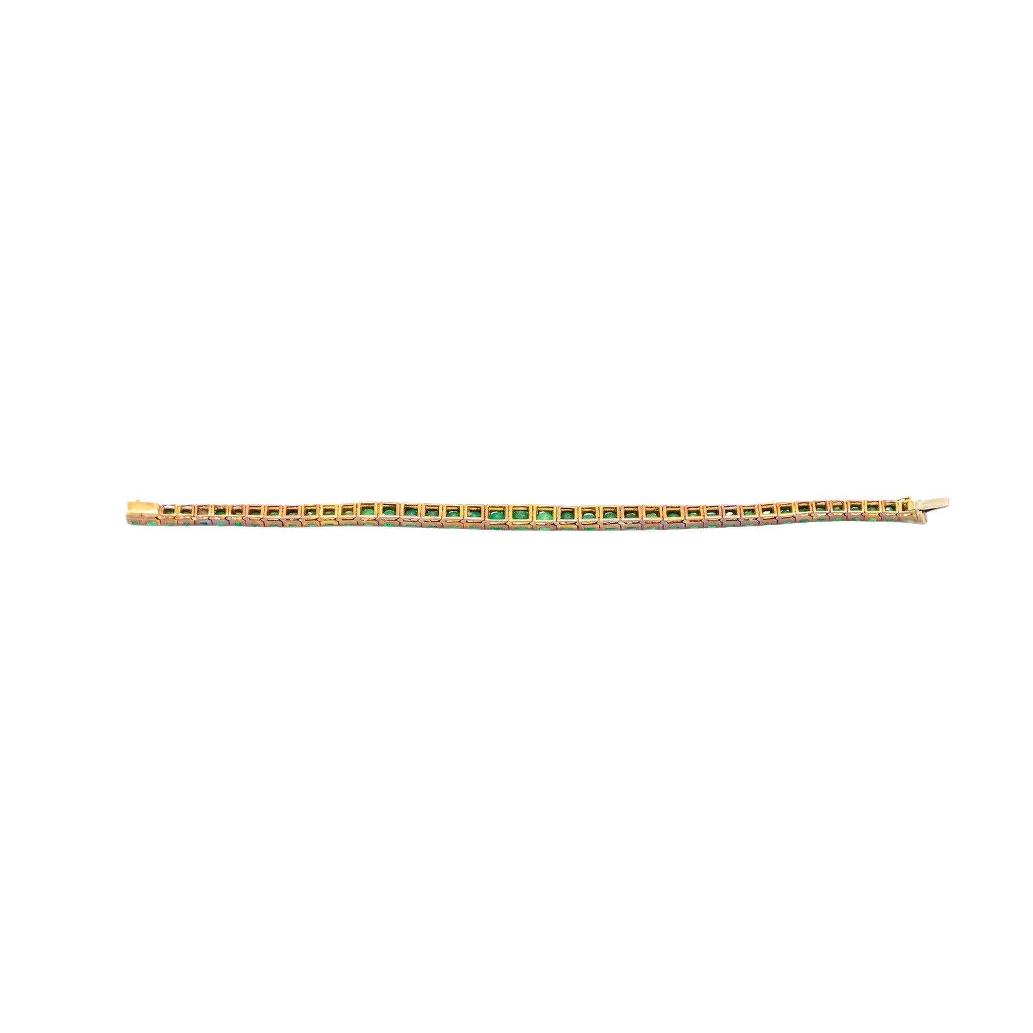 Símbolo intemporal de lujo refinado, esta pulsera tenis vintage presenta una deslumbrante línea de 41 esmeraldas naturales de talla redonda, cada una engastada en cálido oro amarillo de 18 quilates para lograr un luminoso contraste. Las piedras