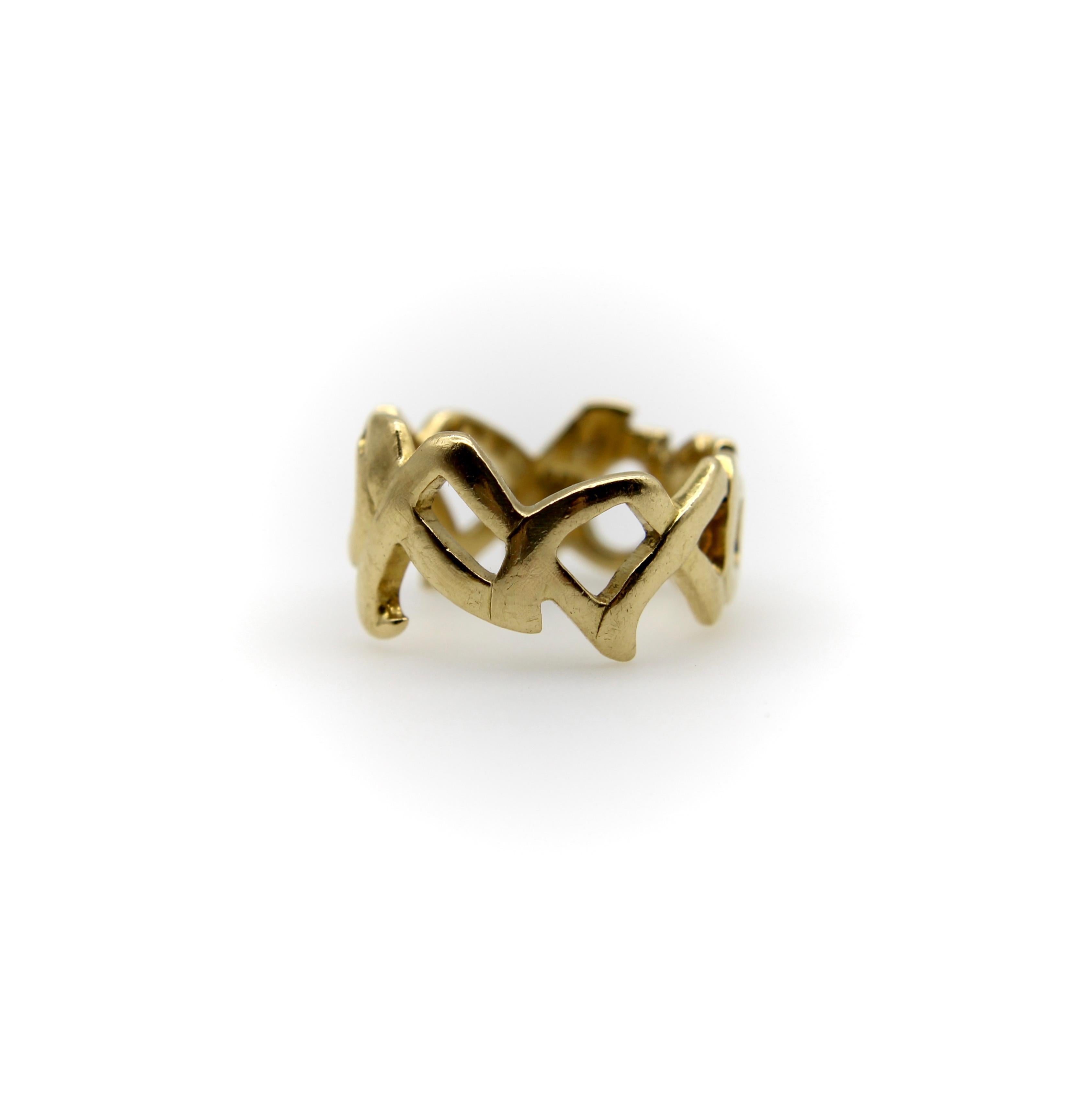 Dieser Ring aus 18-karätigem Gold von Tiffany & Co. wurde von Paloma Picasso als Teil ihrer kultigen Graffiti-Kollektion aus den 1980er Jahren entworfen. Das Design besteht aus X und O, die für Umarmungen und Küsse stehen und sich in verschiedenen