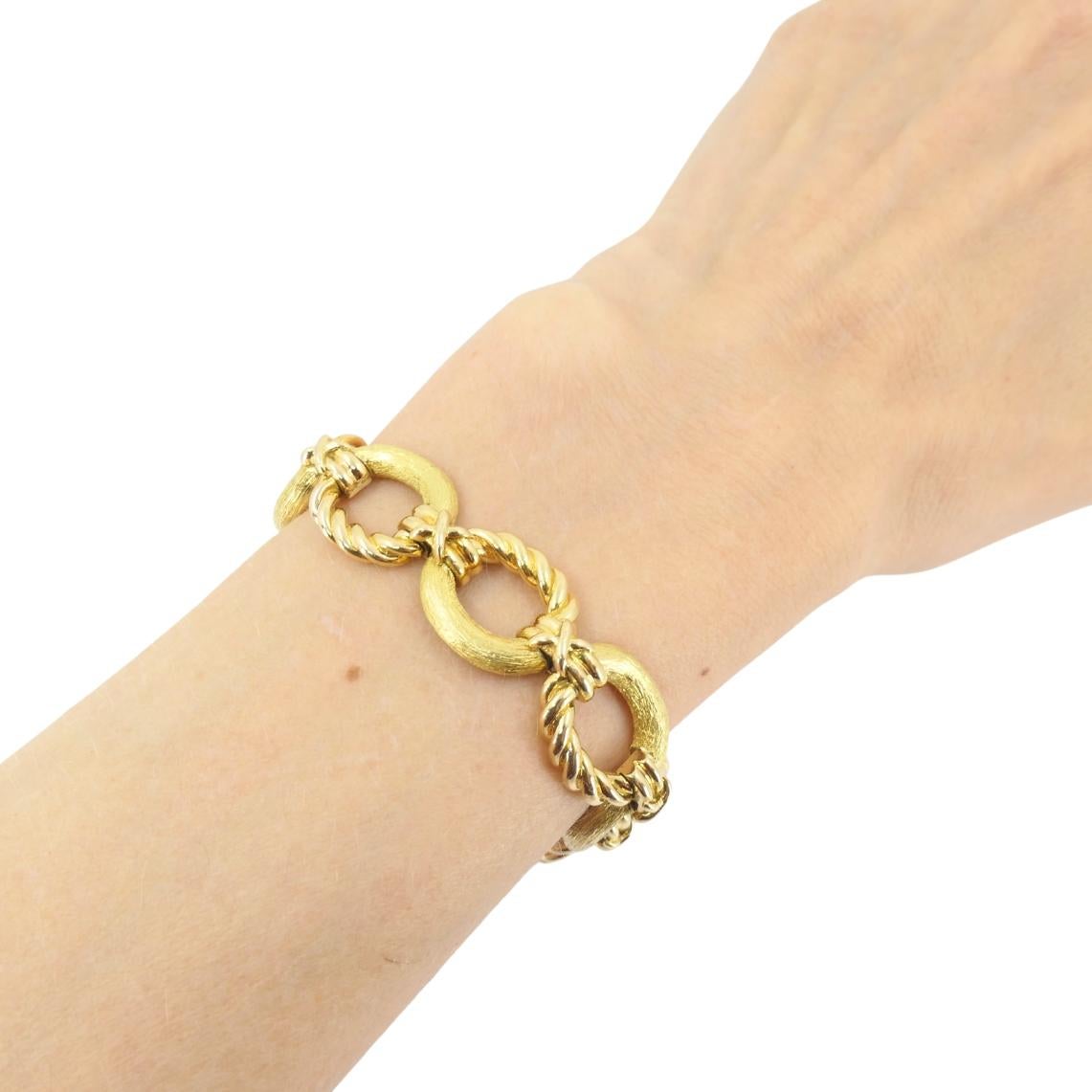 Ein Armband aus 18-karätigem Gold von Schlumberger für Tiffany & Co. mit einem Seilmuster.u2028Das runde Gliederarmband wechselt zwischen glatten, satinierten Ringen und gedrehten, von Seilen inspirierten Verbindungsstücken. Jedes Element ist
