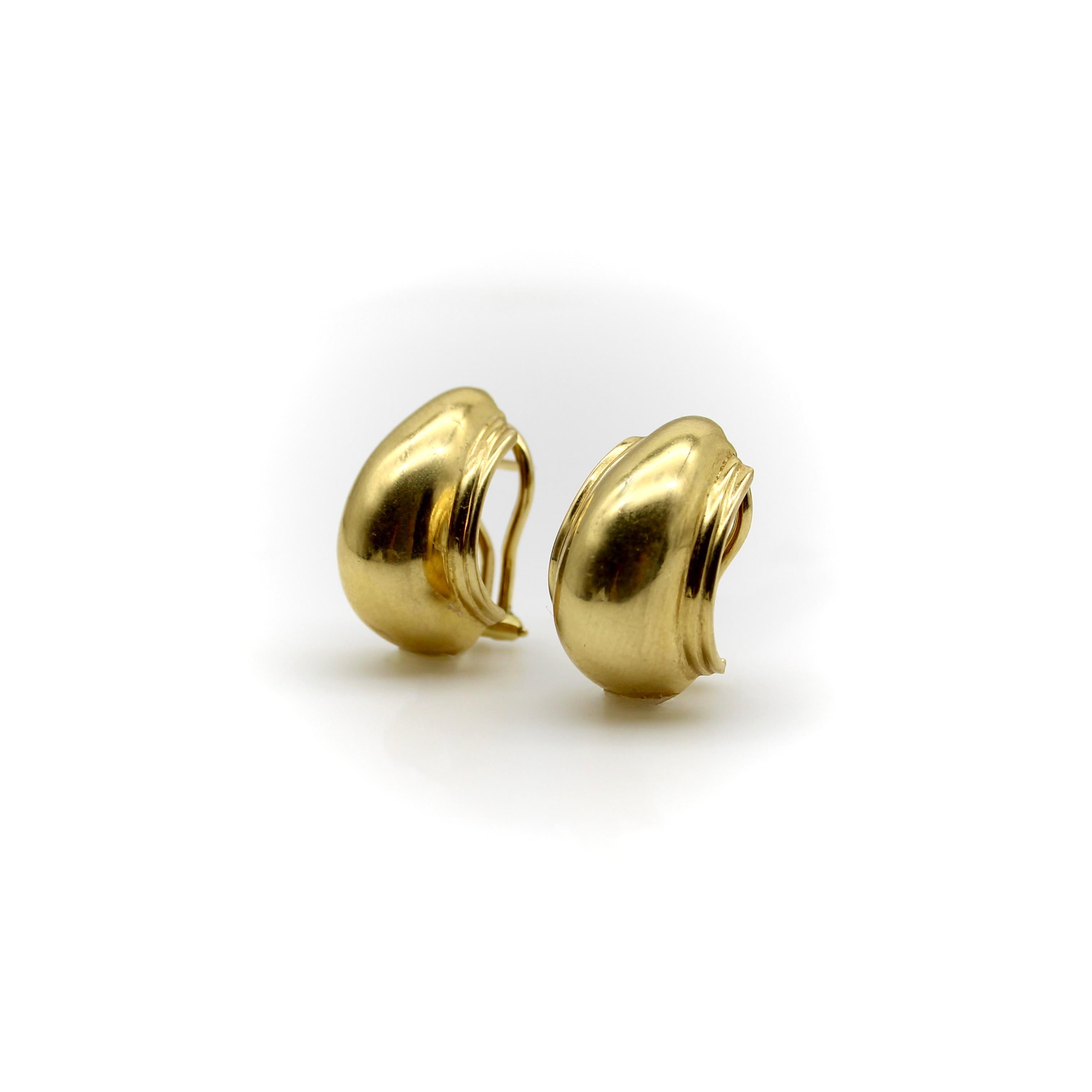 Estos pendientes vintage de medio aro Vendome de oro de 18 quilates fueron diseñados por Paloma Picasso para Tiffany & Co. Tienen una bonita forma convexa ancha, interrumpida por una banda plana a cada lado para darles un elemento clásico. Su forma