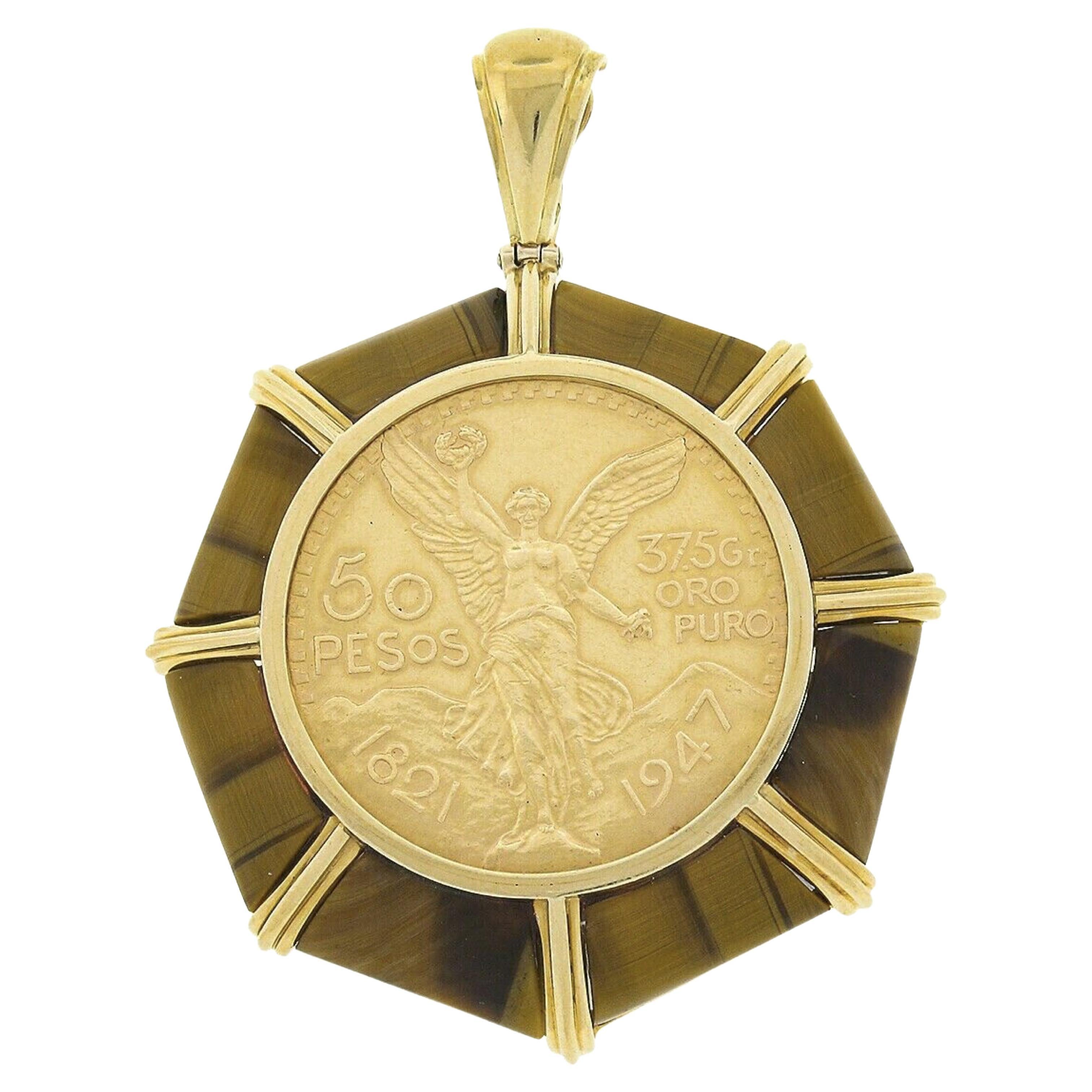 Pendentif grand éclat mexicain vintage en or 18 carats avec cadre en forme d'œil de tigre et 50 pièces de monnaie