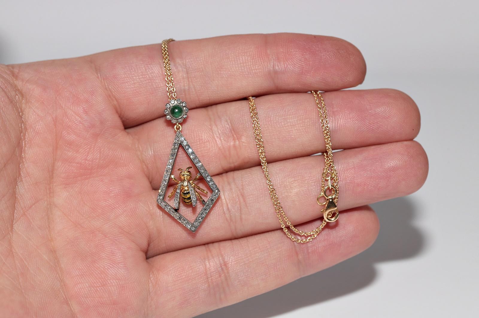 Vintage  18k Gold Top Silver Natural Diamond And Emerald Bee Pendant Necklace For Sale 4