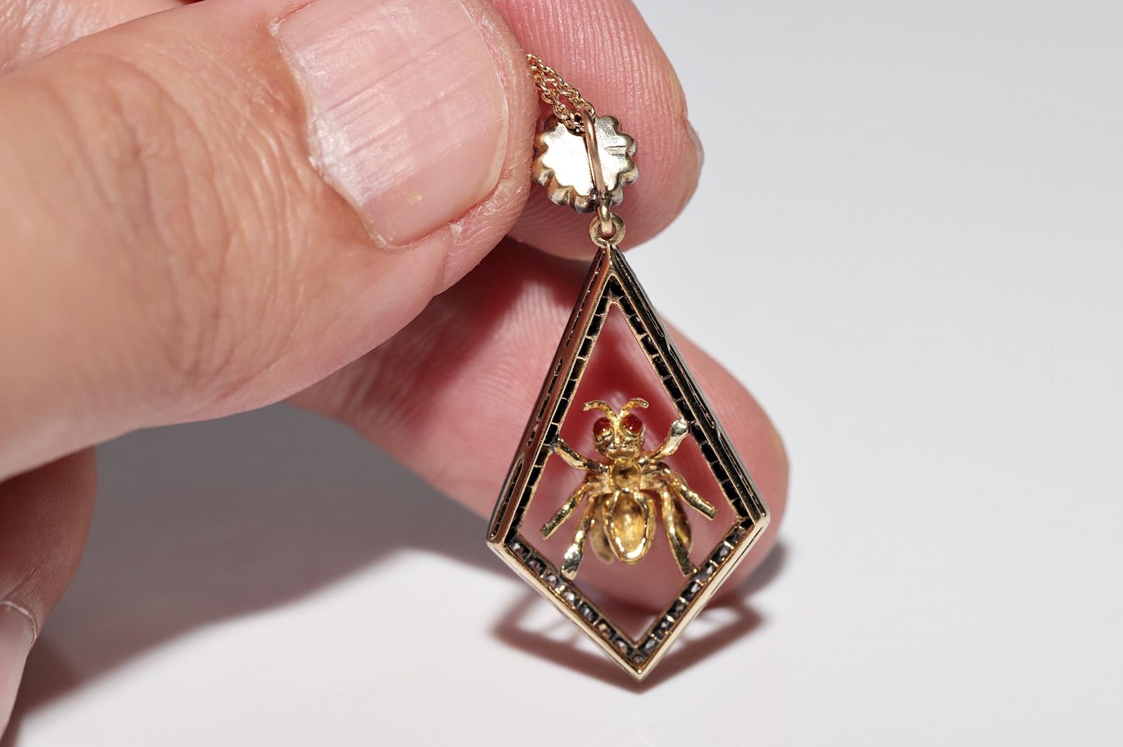 Vintage  18k Gold Top Silver Natural Diamond And Emerald Bee Pendant Necklace For Sale 5