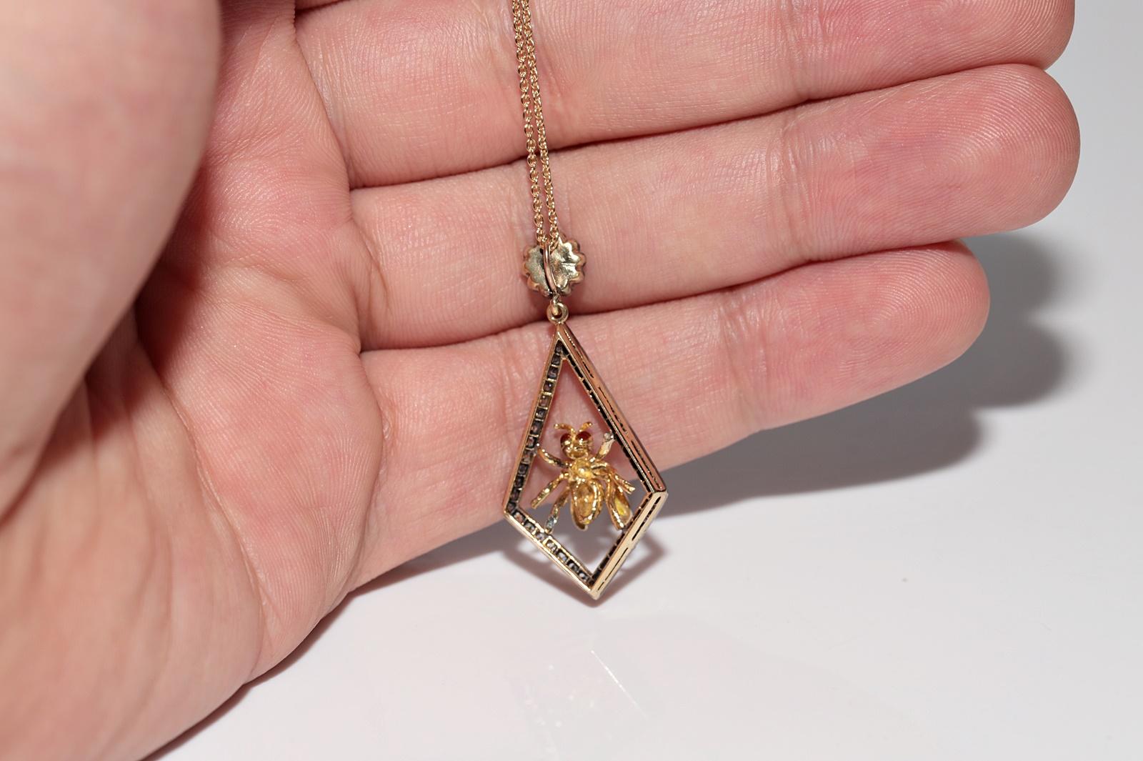Vintage  18k Gold Top Silver Natural Diamond And Emerald Bee Pendant Necklace For Sale 7