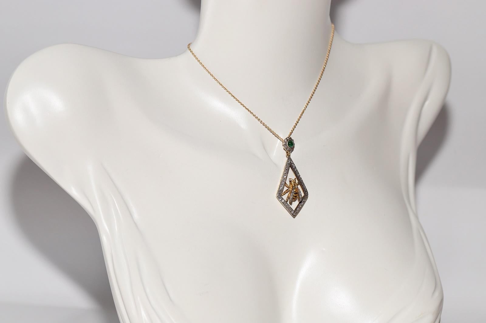 Brilliant Cut Vintage  18k Gold Top Silver Natural Diamond And Emerald Bee Pendant Necklace For Sale
