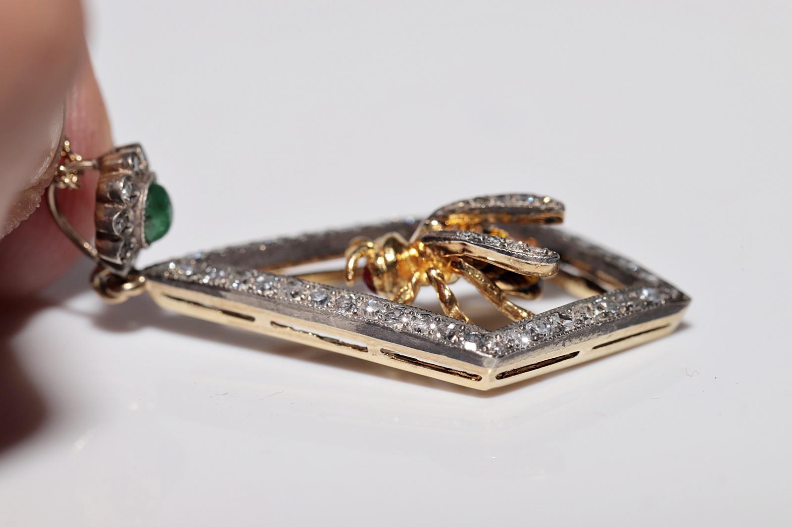 Vintage  18k Gold Top Silver Natural Diamond And Emerald Bee Pendant Necklace For Sale 2