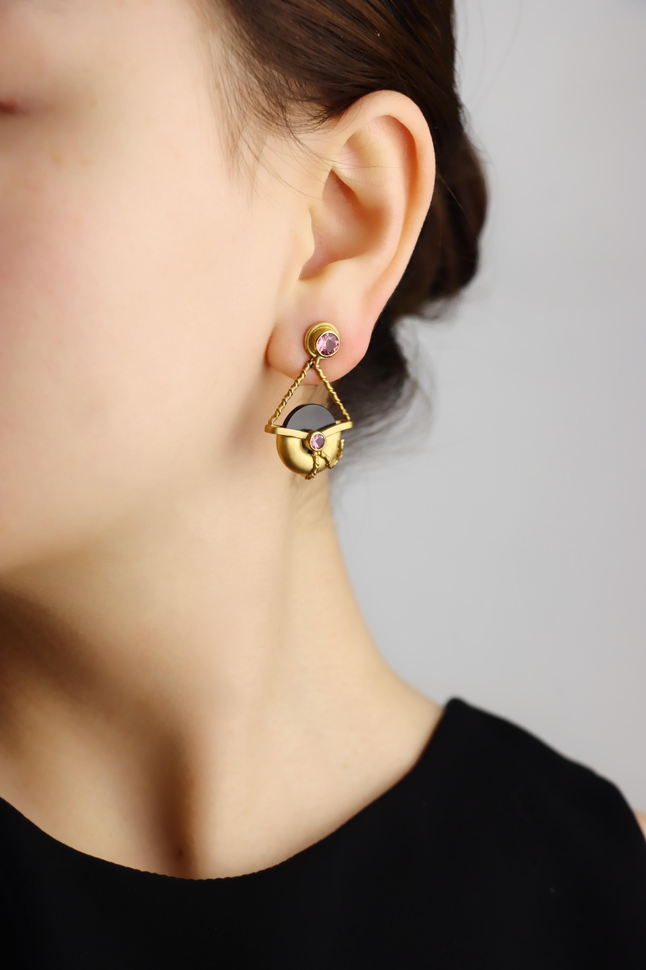 Vintage 18K Gold Tourmaline Onyx Earring

Marked:
18K

Approximate Dimensions:
3.5 cm (Length) 
2.1 cm (Width)
Approx. 1.2 carats (Pink Sapphire)
15.8 grams in weight.