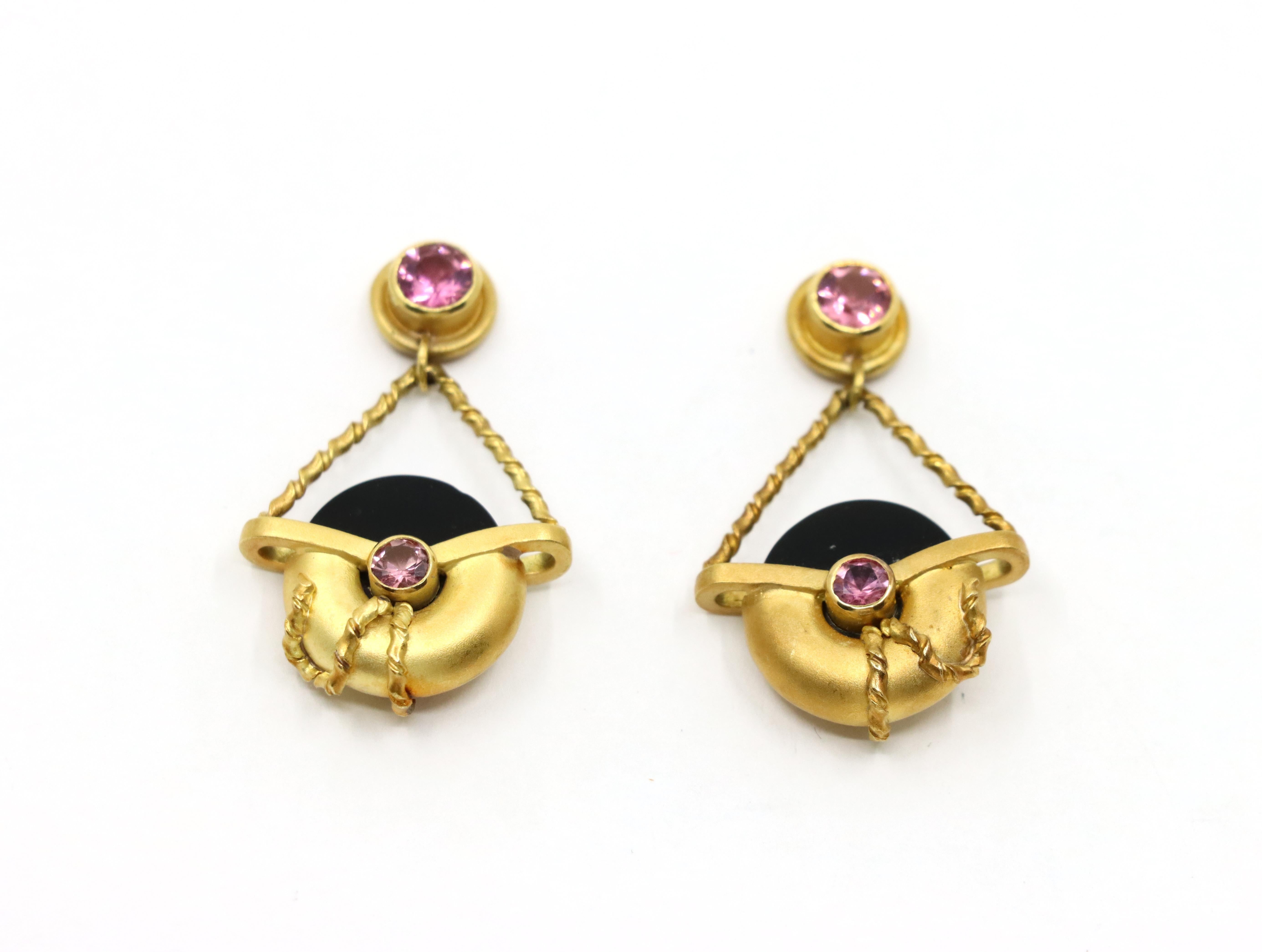 Vintage 18K Gold Tourmaline Onyx Earring In Good Condition For Sale In Flushing, NY