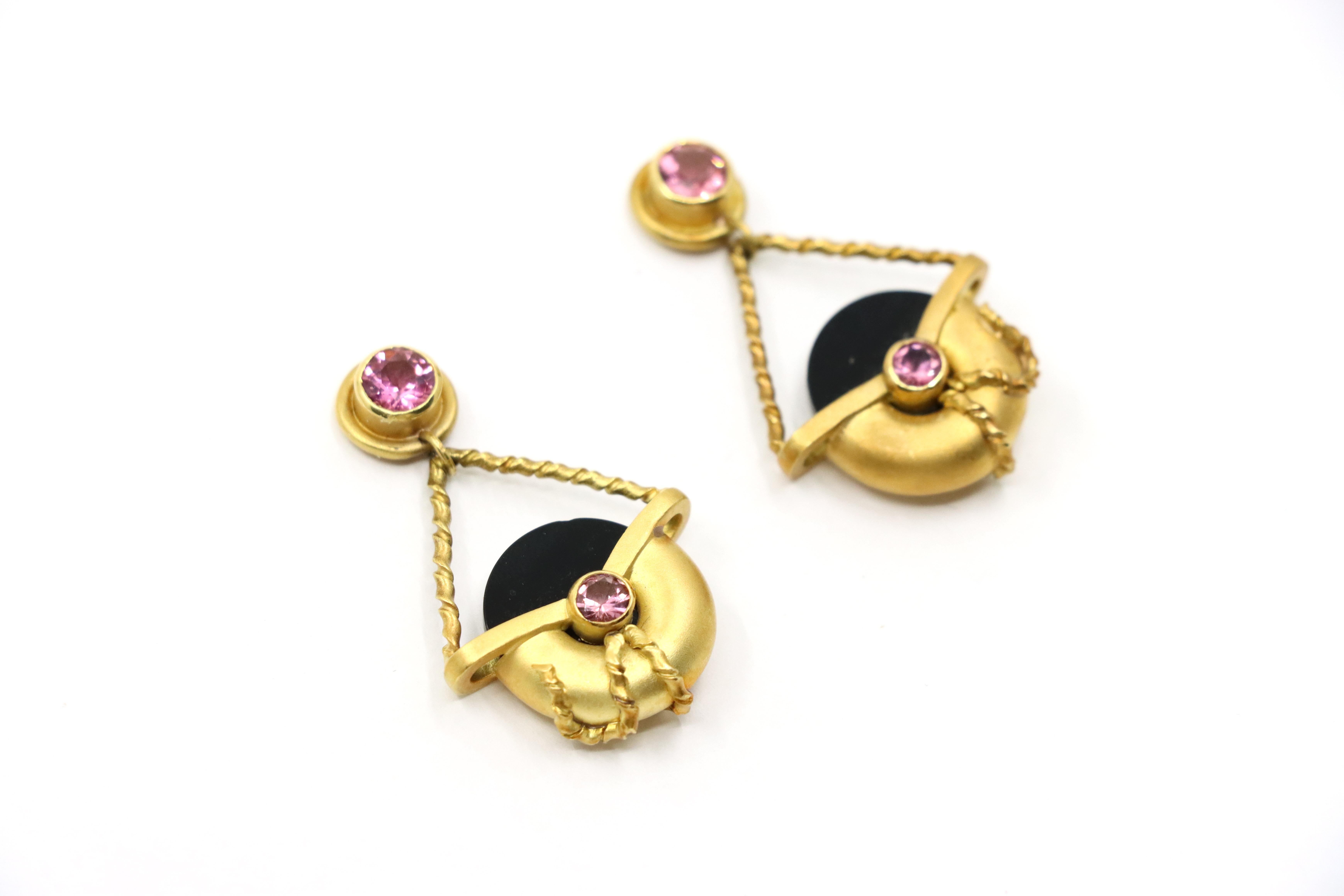 Women's or Men's Vintage 18K Gold Tourmaline Onyx Earring For Sale