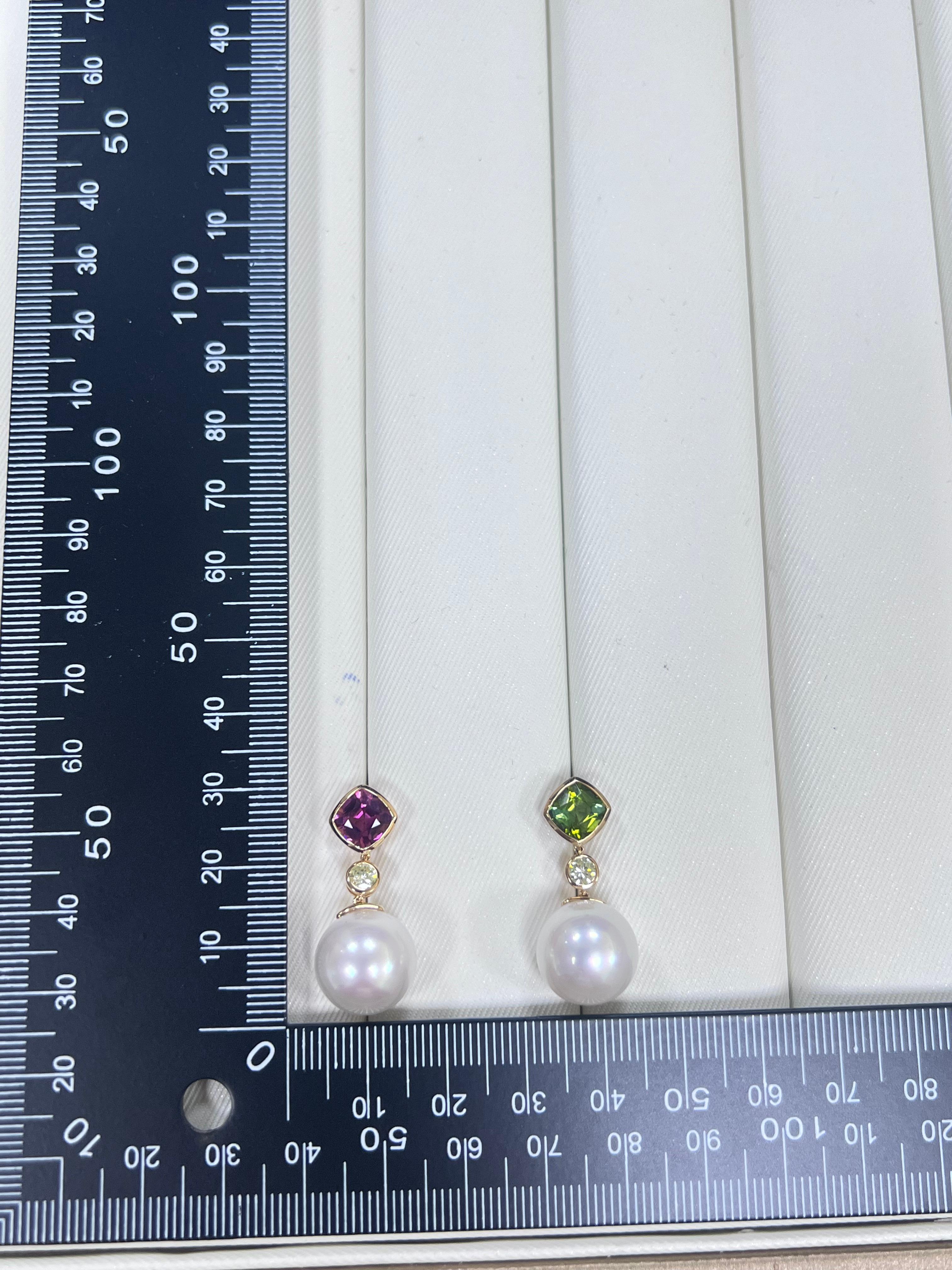 Pendientes de Oro Amarillo de 18 quilates con impresionantes Perlas del Mar del Sur que suman 32,54 quilates, acentuadas con piedras preciosas Turmalina (2,7 quilates) y un toque de brillo con 0,4 quilates de Diamantes. El juguetón contraste entre