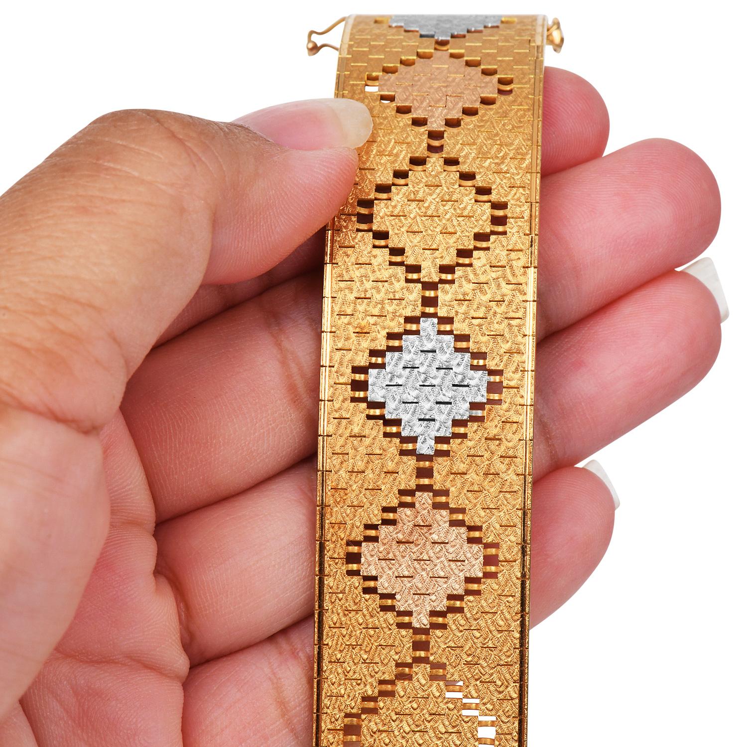 Bracelet large vintage en or 18 carats à maille texturée et triple tolérance en vente 1