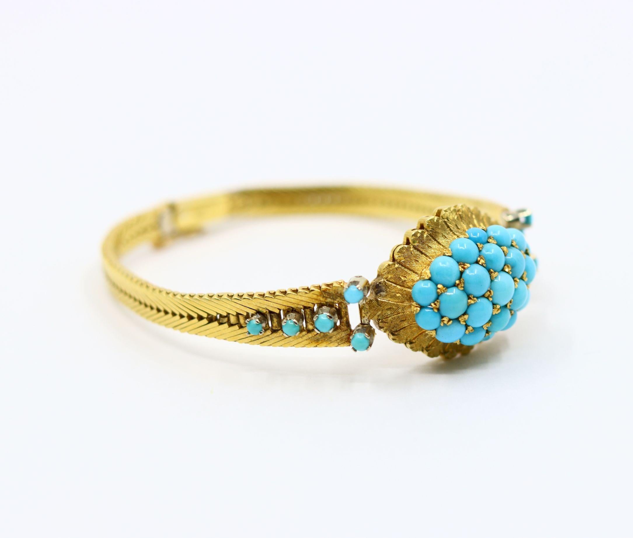 Bracciale con perline turchesi in oro 18 carati vintage
Bracciale di perle di turchese in oro 18k con cabochon di turchese di circa 2,2-4,5 mm (diametro).

Dimensioni approssimative:
17 cm (lunghezza) 
0,8 cm - 2 cm (larghezza)
26,5 grammi di
