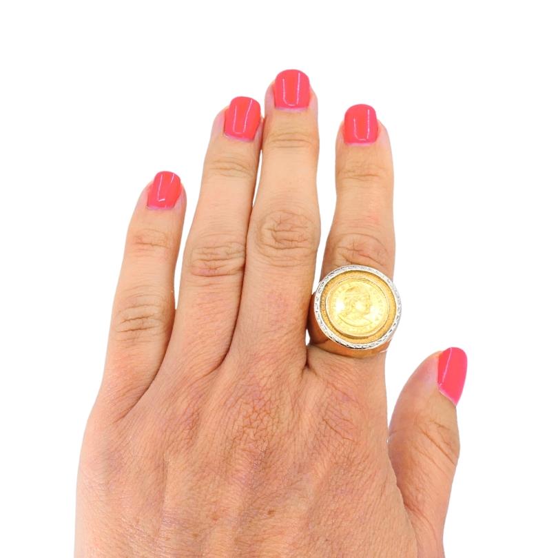 Cette bague vintage remarquable présente une pièce de monnaie péruvienne authentique en or 18 carats, élégamment sertie dans un chaton en or 18 carats fabriqué à la main. La pièce présente un profil classique et porte l'inscription 