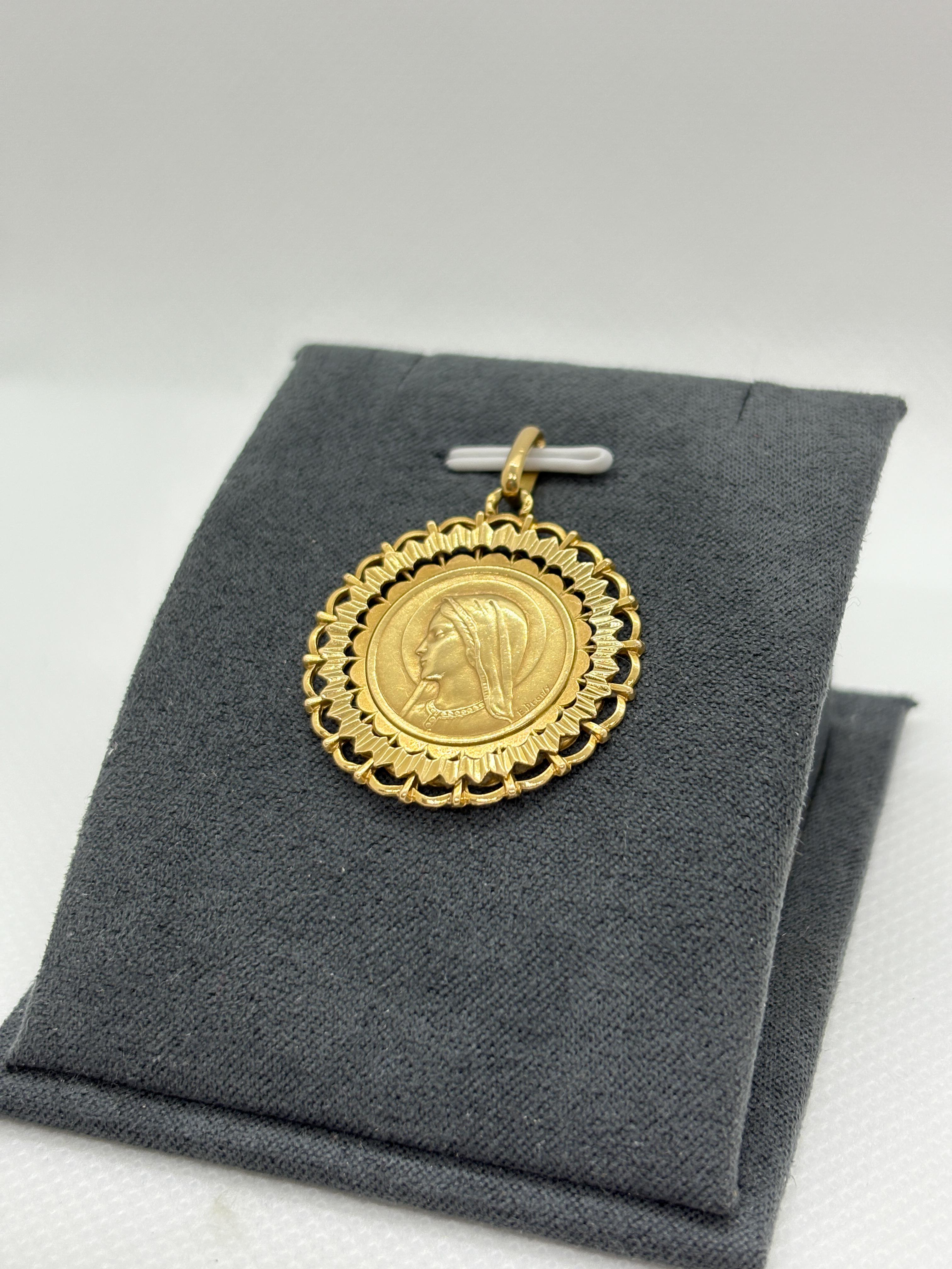 Medaglia d'epoca in oro 18k di Émile Dropsy - Ciondolo religioso francese in vendita 1