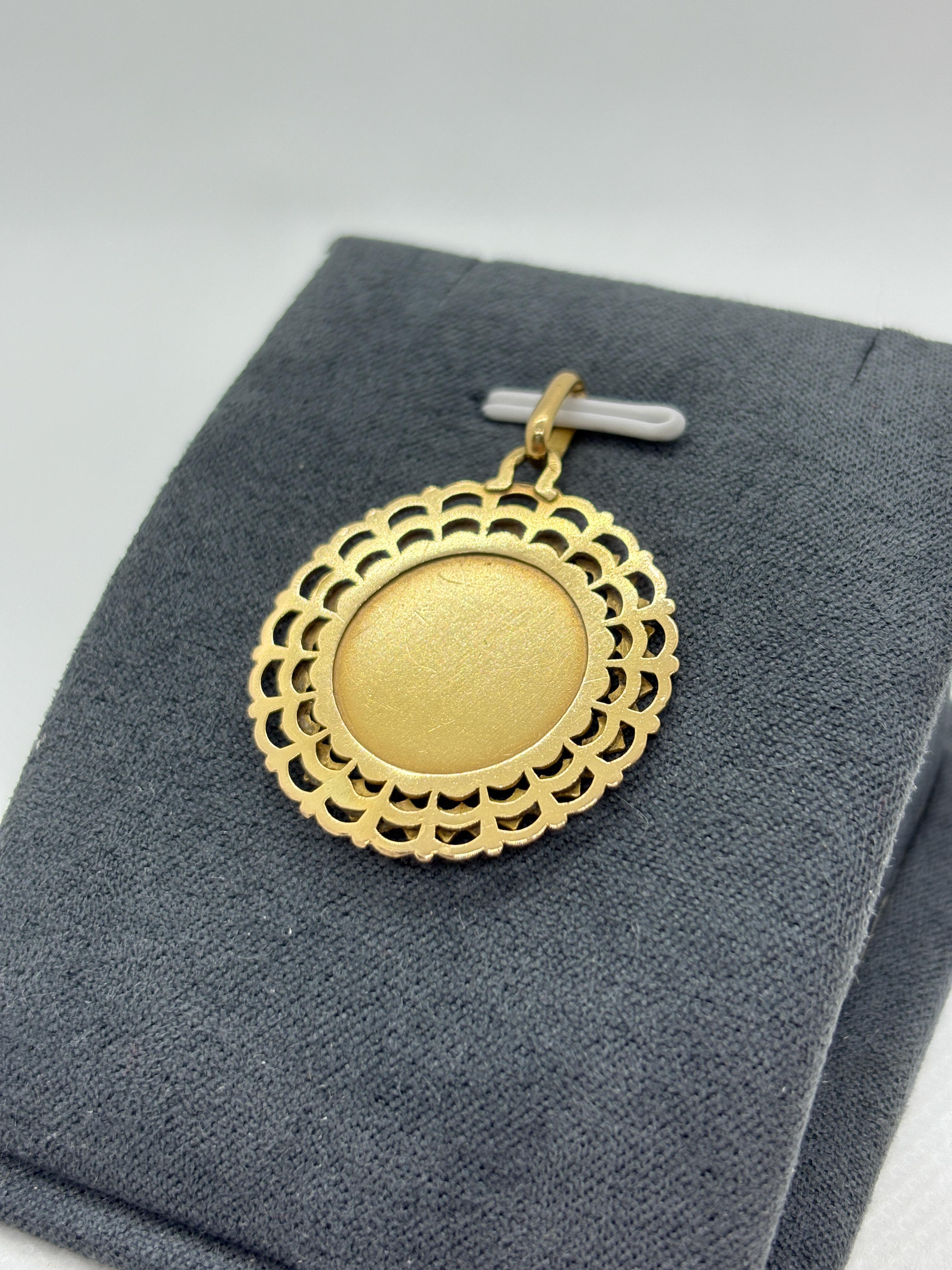 Medaglia d'epoca in oro 18k di Émile Dropsy - Ciondolo religioso francese in vendita 4