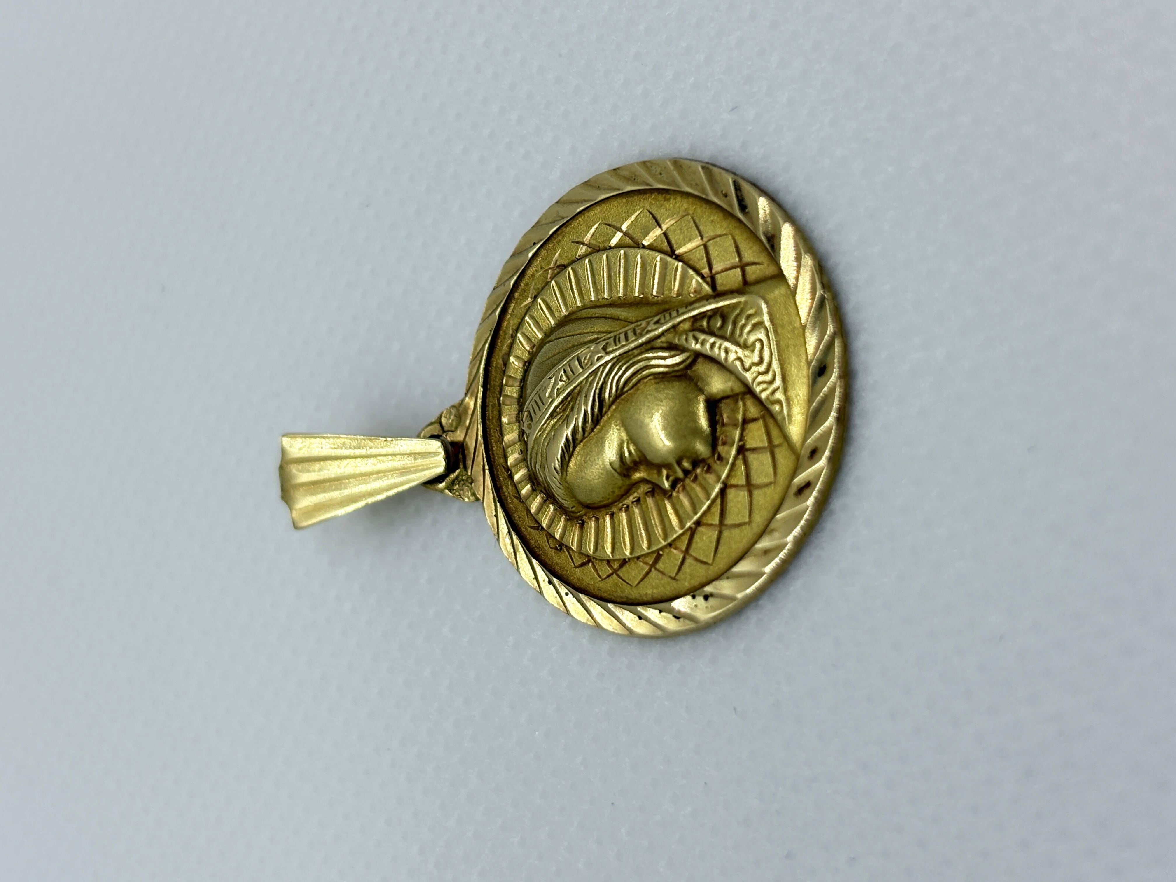 Moderno Ciondolo vintage in oro 18k della Vergine Maria - Medaglia religiosa francese - Incisione di pregio in vendita