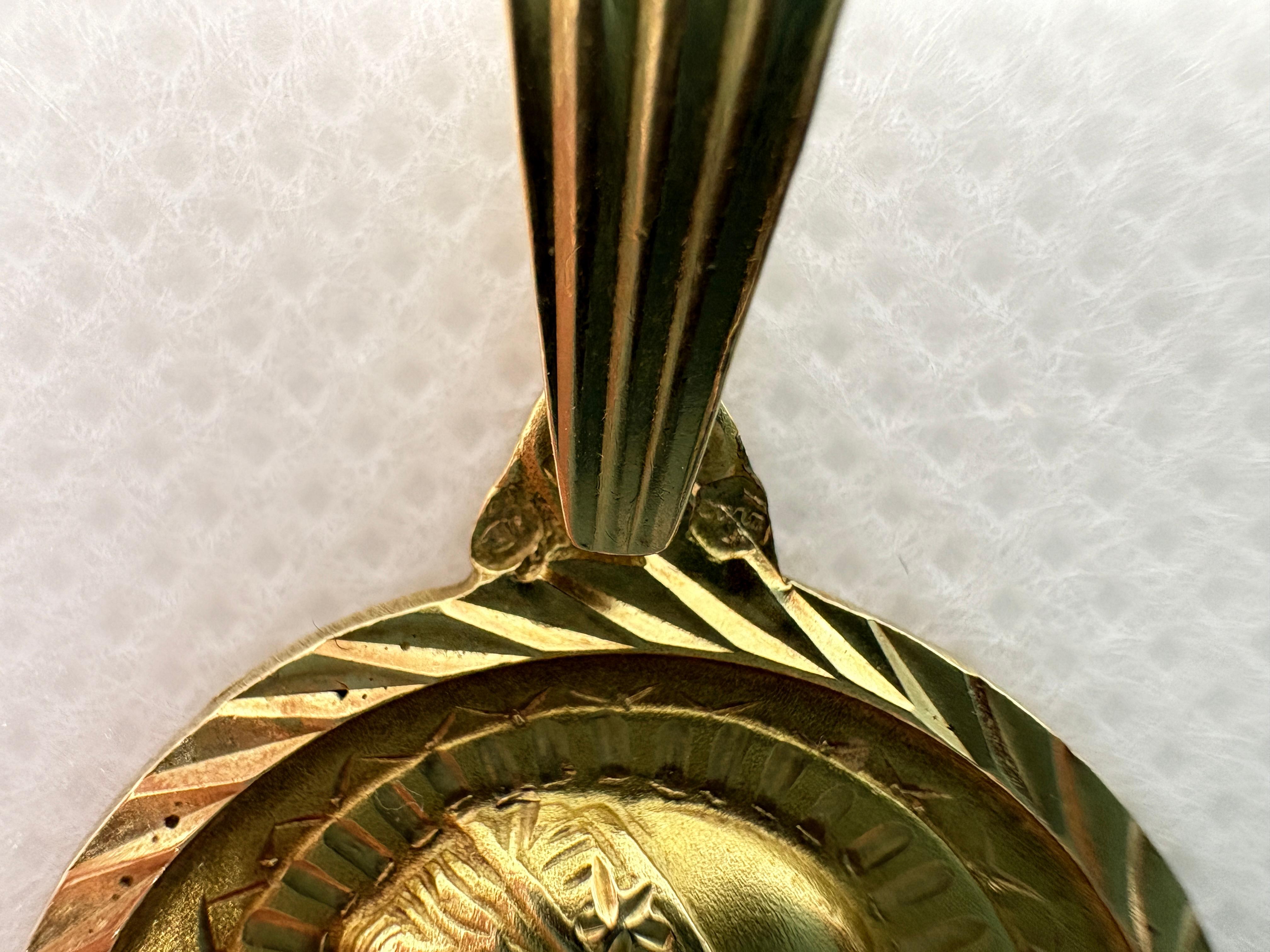 Ciondolo vintage in oro 18k della Vergine Maria - Medaglia religiosa francese - Incisione di pregio in vendita 1