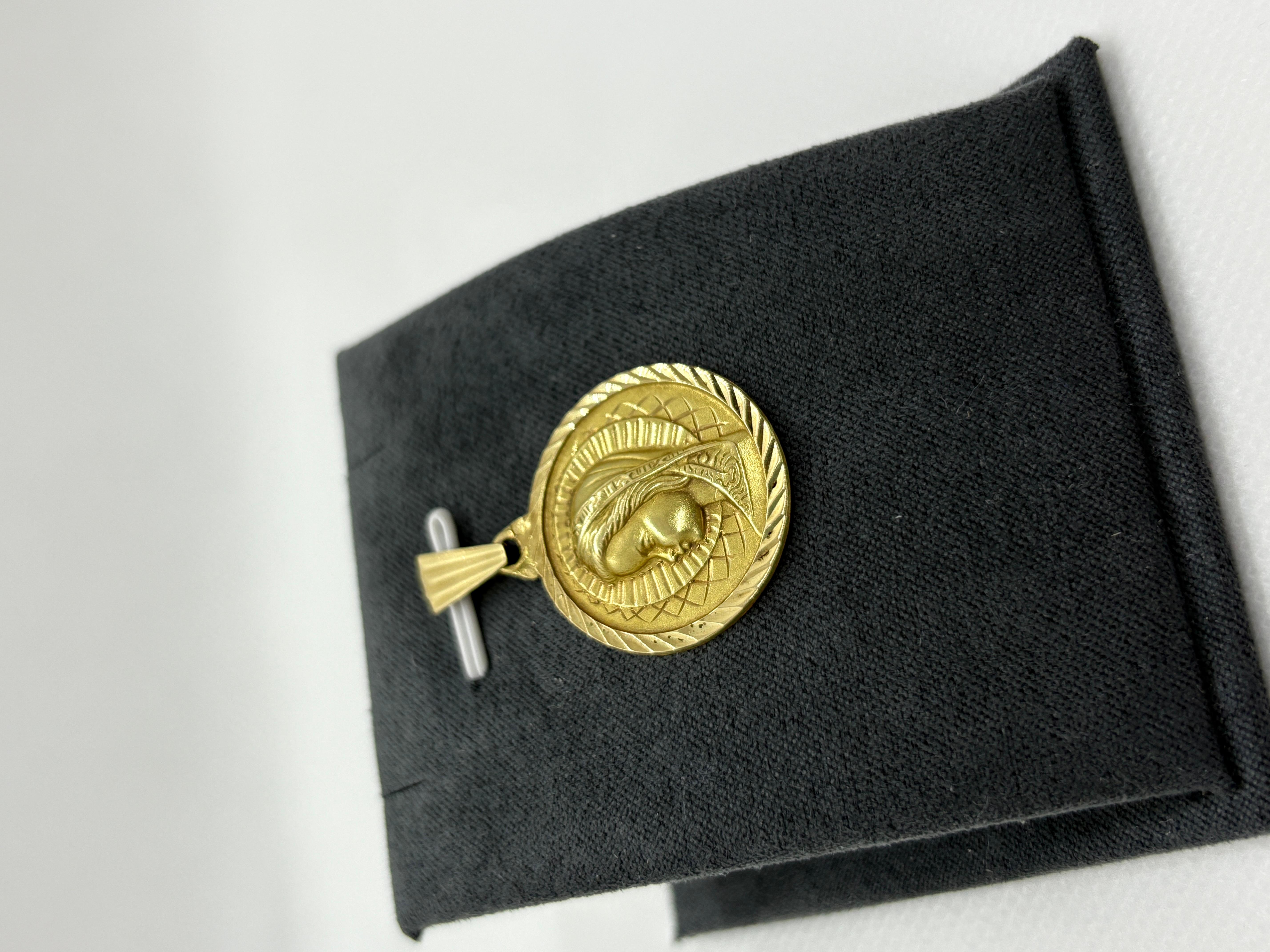 Ciondolo vintage in oro 18k della Vergine Maria - Medaglia religiosa francese - Incisione di pregio in vendita 3