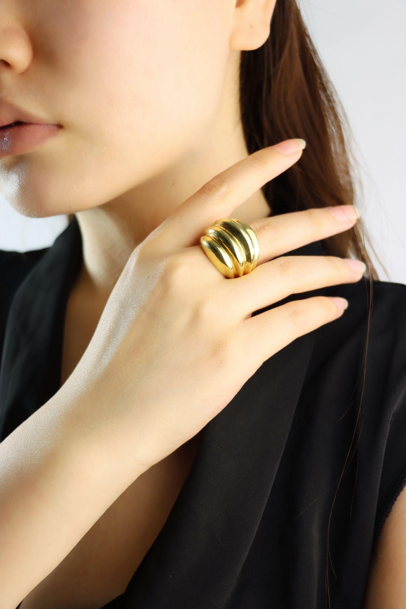 Vintage 18K Gold Wave Ring 

Approximate Dimensions:
7 (Size)
2.3 cm (Width)
21.3 grams in weight.