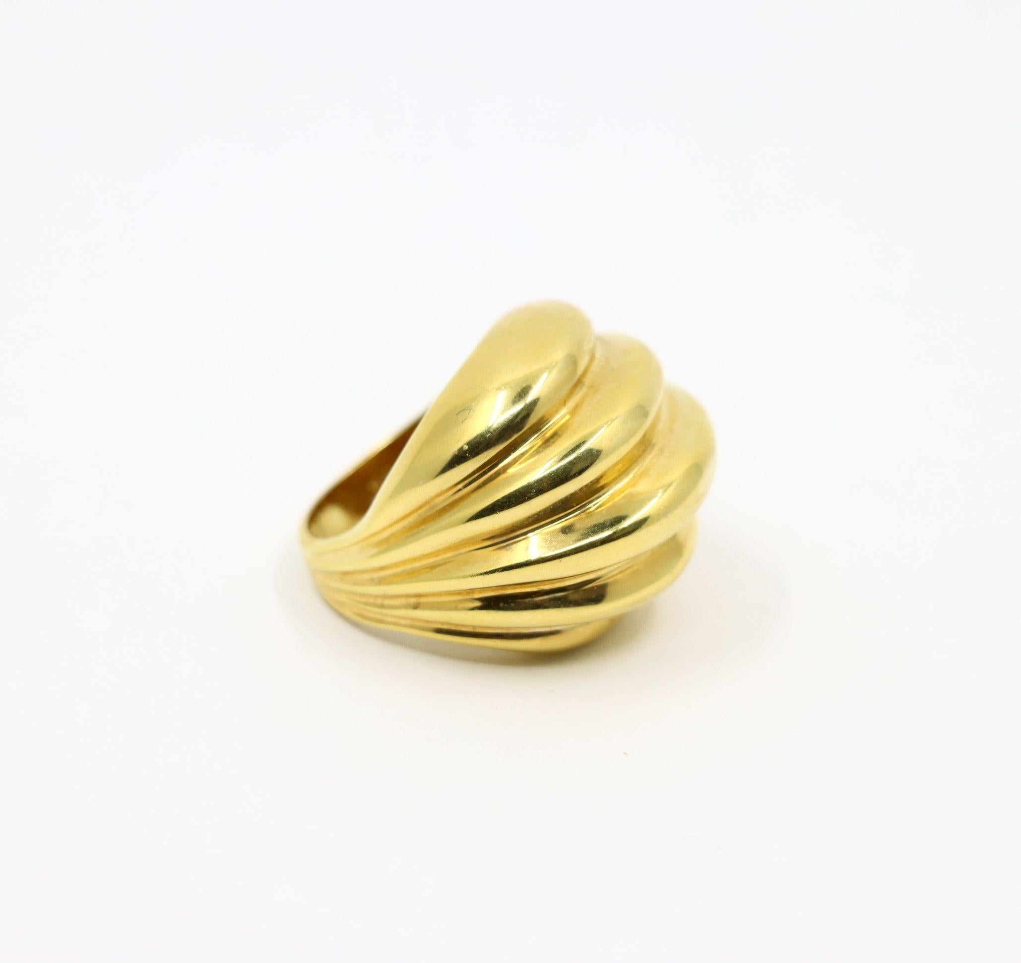 Vintage 18K Gold Wave Ring In Good Condition For Sale In Flushing, NY