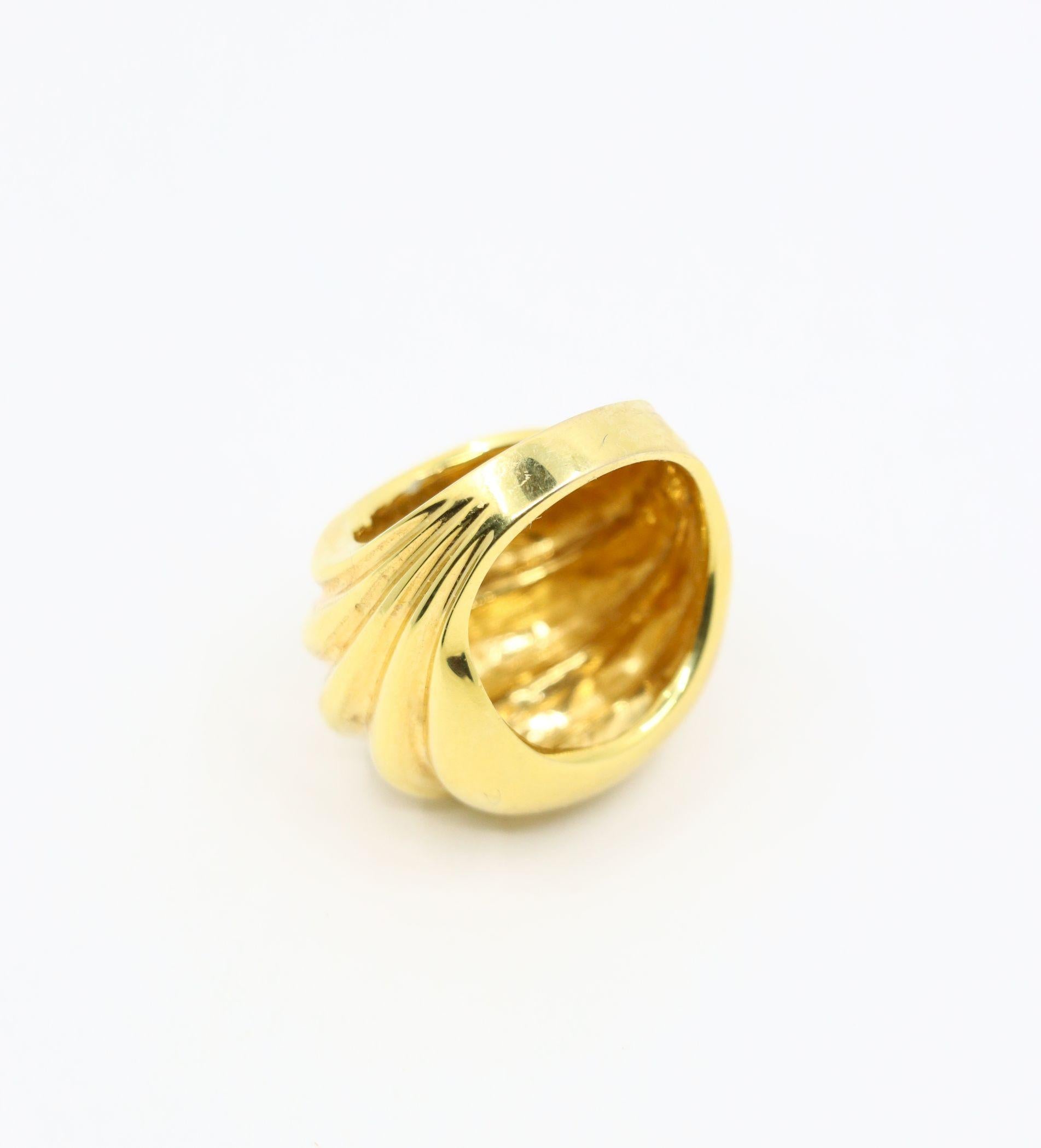 Vintage 18K Gold Wave Ring For Sale 2