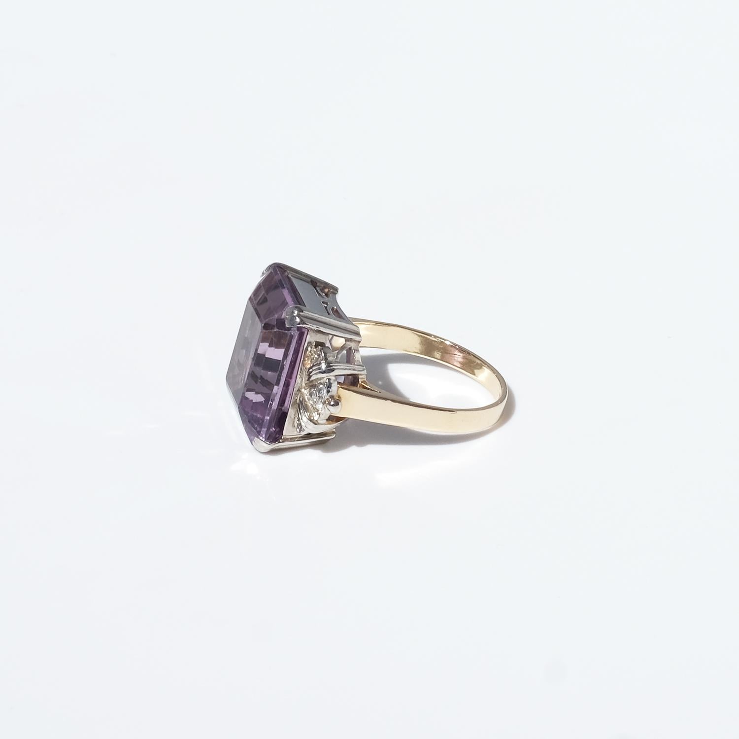 Vintage 18K Gold, White Gold, Amethyst and White Sapphire Ring made 1961 In Good Condition For Sale In Stockholm, SE