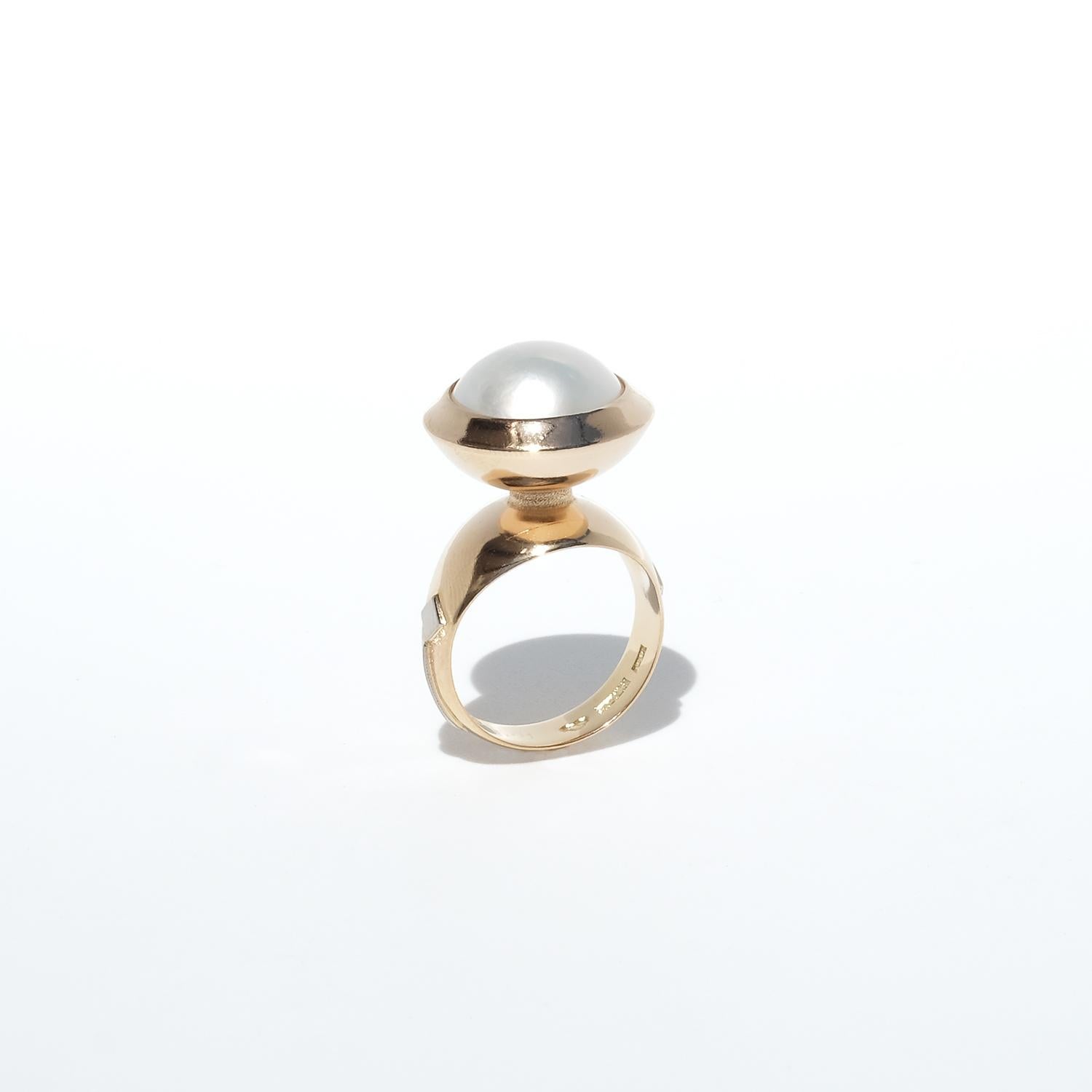 Vintage 18k Gold, White Gold and Mabe Pearl ring made 1969 in Sweden In Good Condition For Sale In Stockholm, SE
