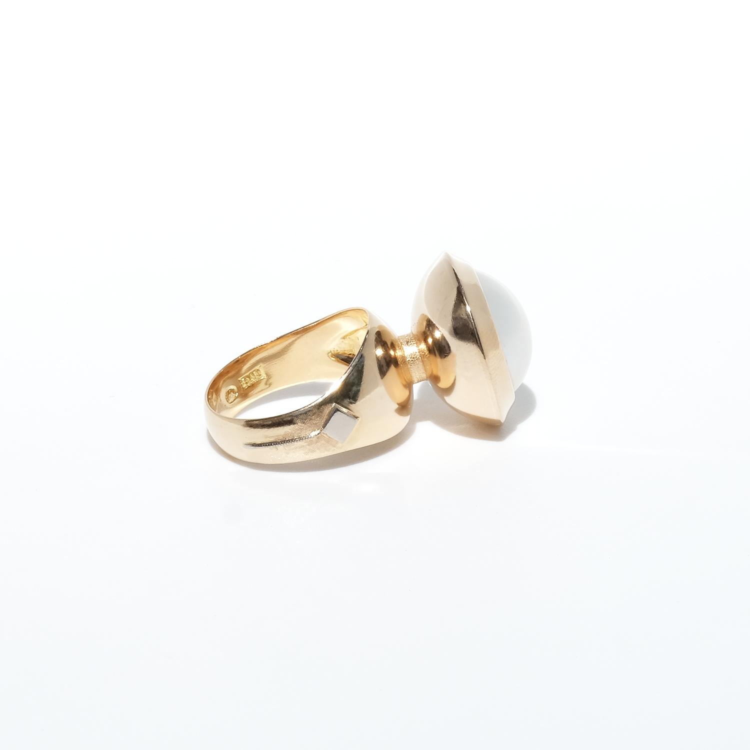 Women's or Men's Vintage 18k Gold, White Gold and Mabe Pearl ring made 1969 in Sweden For Sale