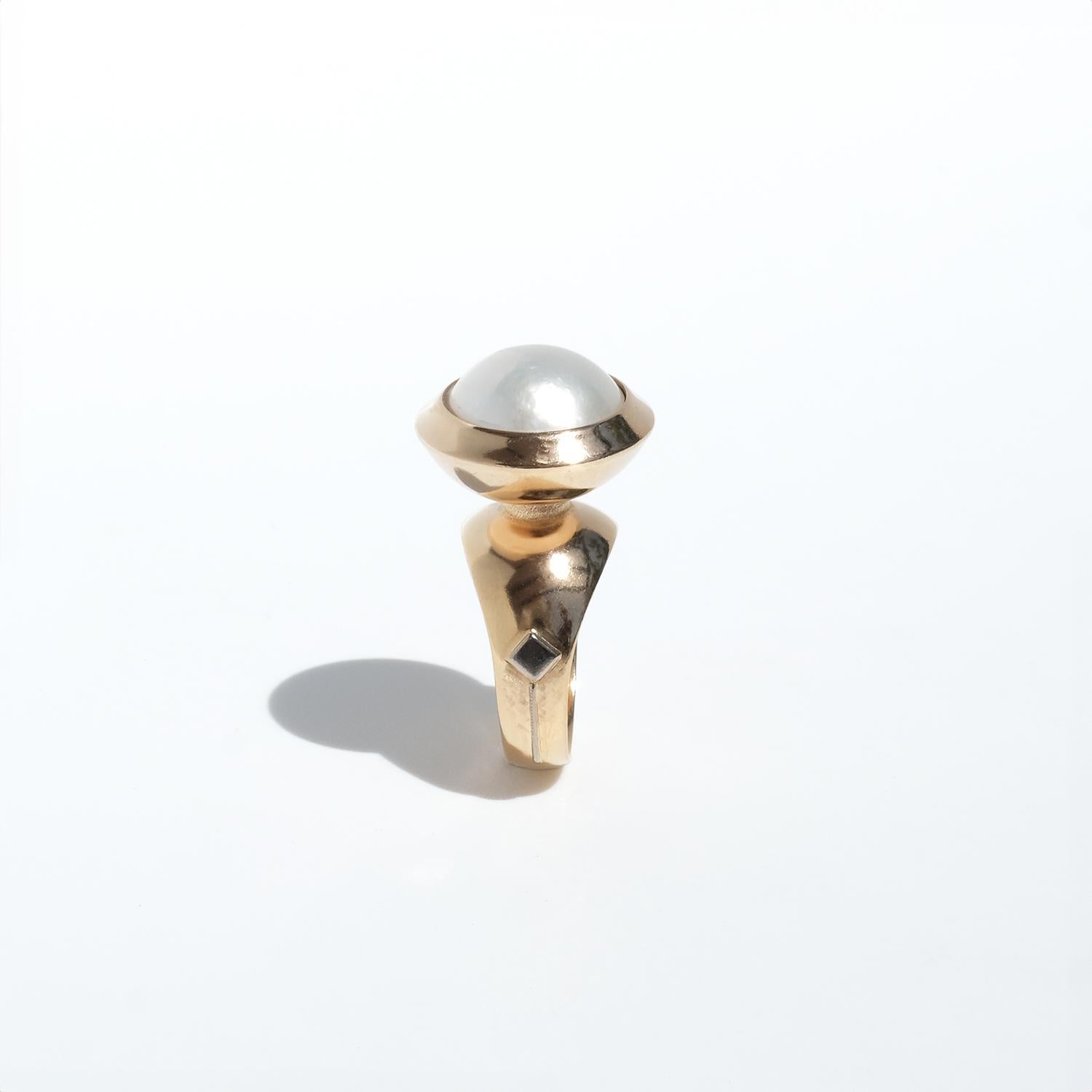 Vintage 18k Gold, White Gold and Mabe Pearl ring made 1969 in Sweden For Sale 2