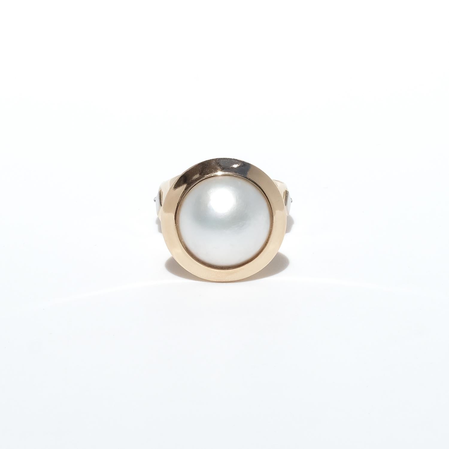 Vintage 18k Gold, White Gold and Mabe Pearl ring made 1969 in Sweden For Sale 3