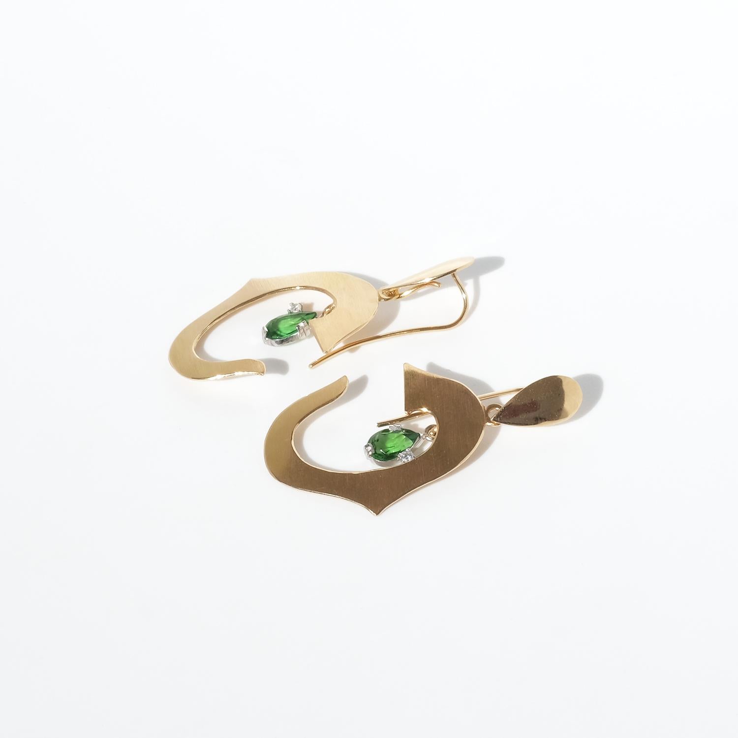 Ohrringe aus 18 Karat Gold, Weißgold, Chrysolit und Diamanten, hergestellt 1995 (Brillantschliff) im Angebot