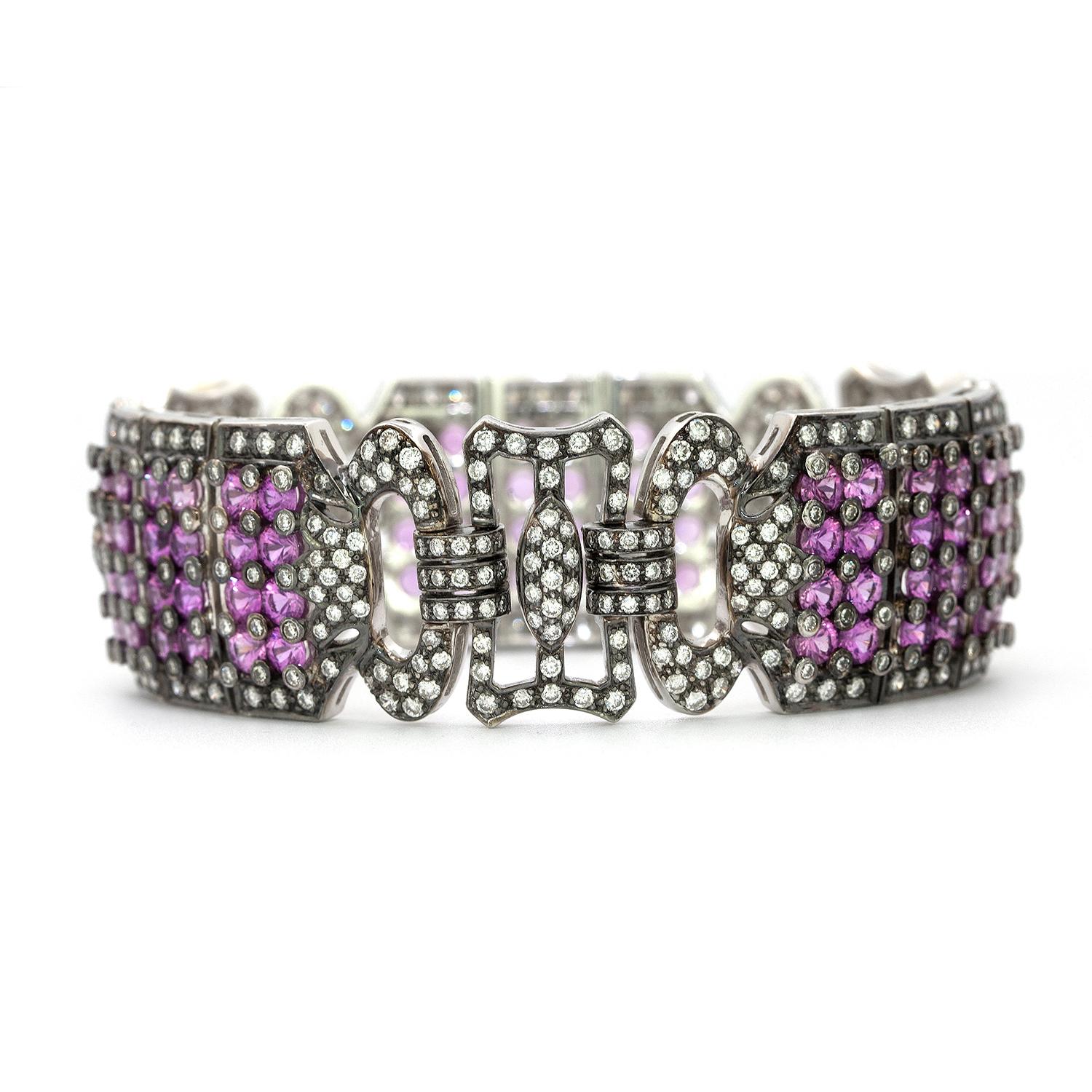 Un large bracelet de style vintage en saphir rose et diamants, magnifiquement serti en or blanc 18k, qui a été rhodié noir. Les 22,04 cts de saphirs roses ronds et les 7,51 cts de diamants ronds de taille brillant offrent un contraste spectaculaire.