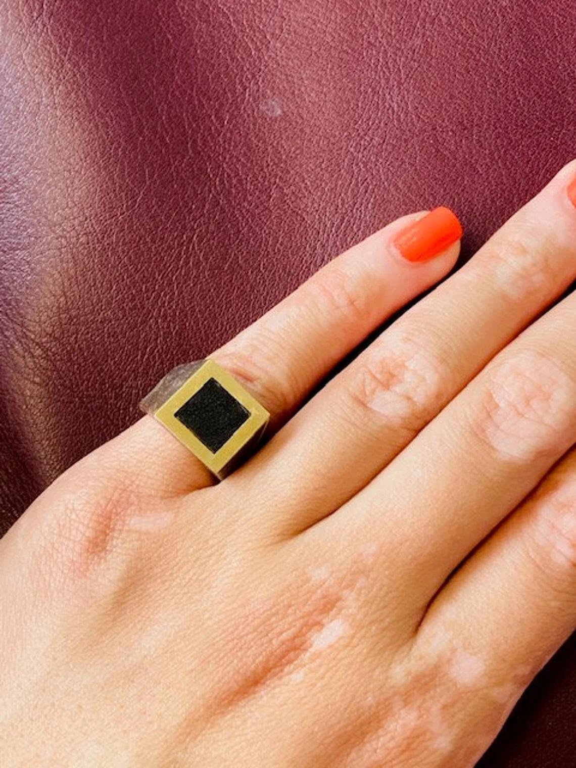 Vintage 18k Gold Holz Ring One-of-a-kind

Dieses einzigartige Stück ist aus versteinertem Holz gefertigt und mit einem Quadrat und einem Band aus 18 Karat Gold versehen. Die geometrischen Formen und die schillernden Akzente aus Gelbgold sind