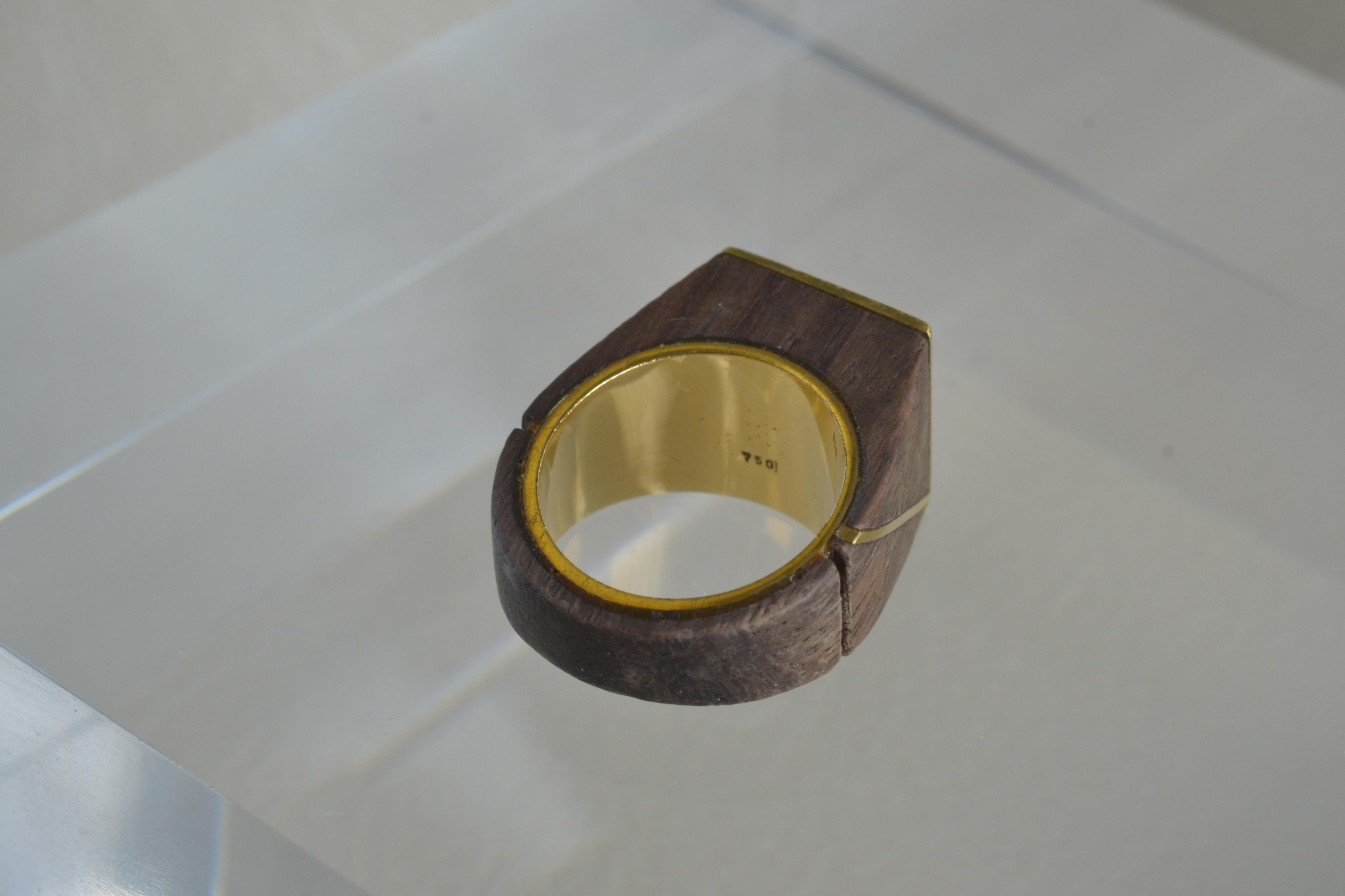 Vintage 18k Gold Wooden Ring One-of-a-kind In Fair Condition For Sale In London, GB