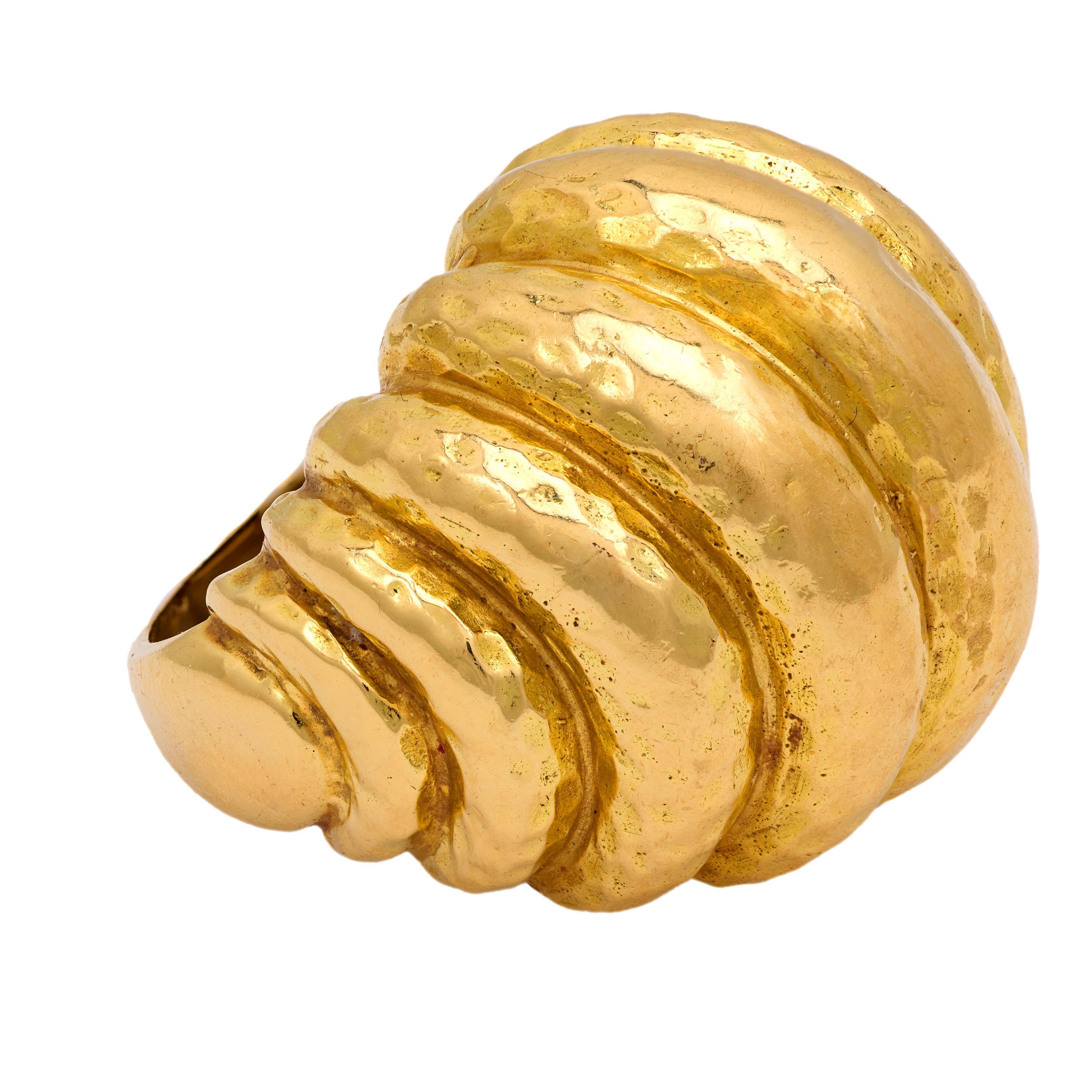 Vintage 18k hammered yellow gold dome ring In condizioni buone in vendita a Beverly Hills, CA