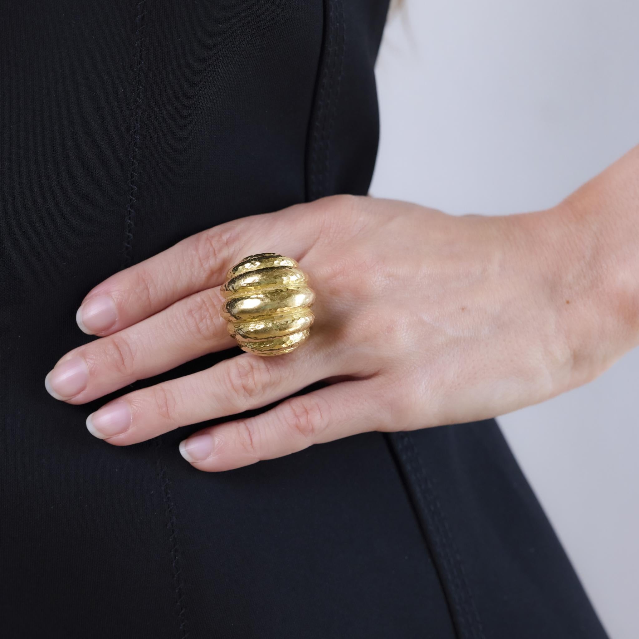 Donna Vintage 18k hammered yellow gold dome ring in vendita