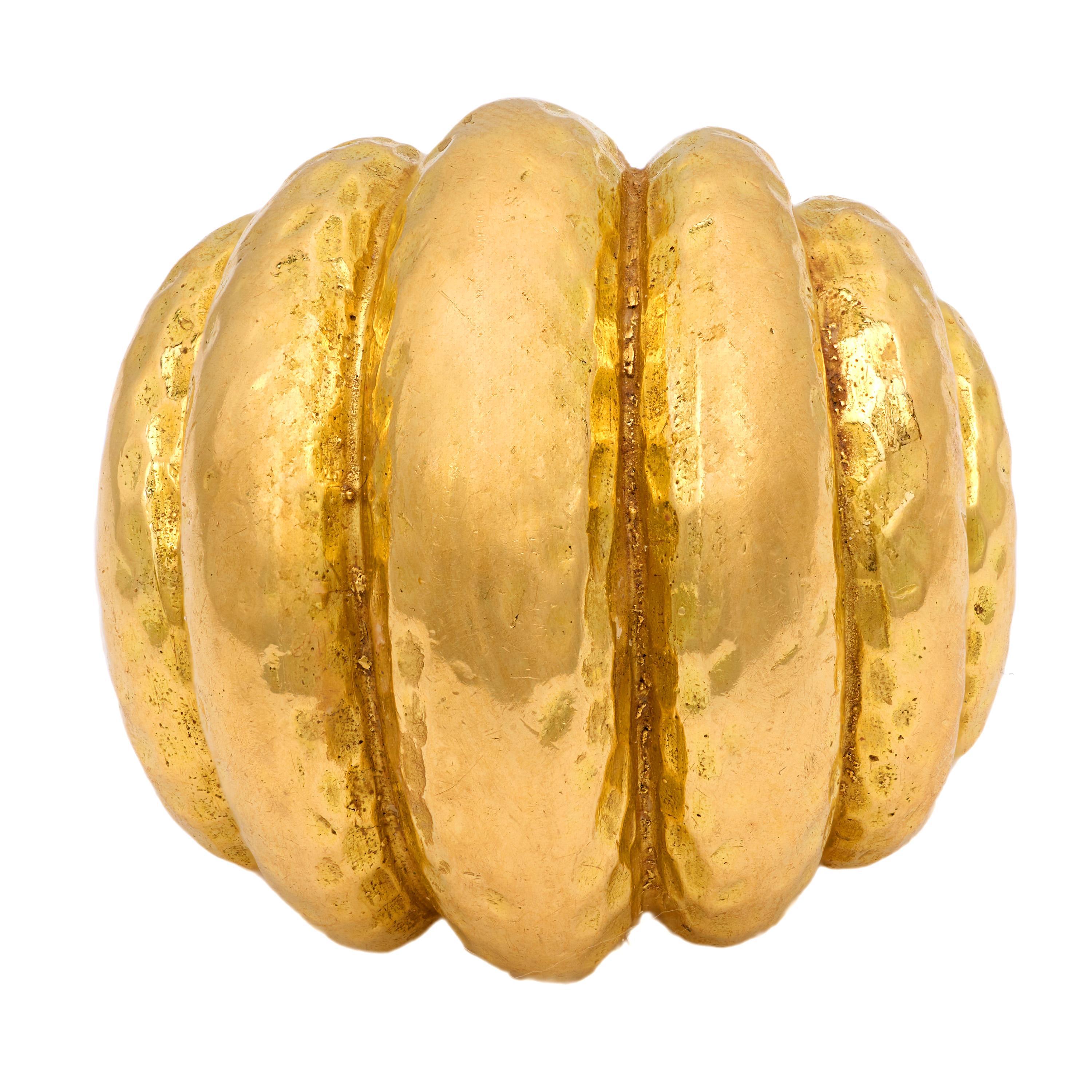 Vintage 18k hammered yellow gold dome ring in vendita 1