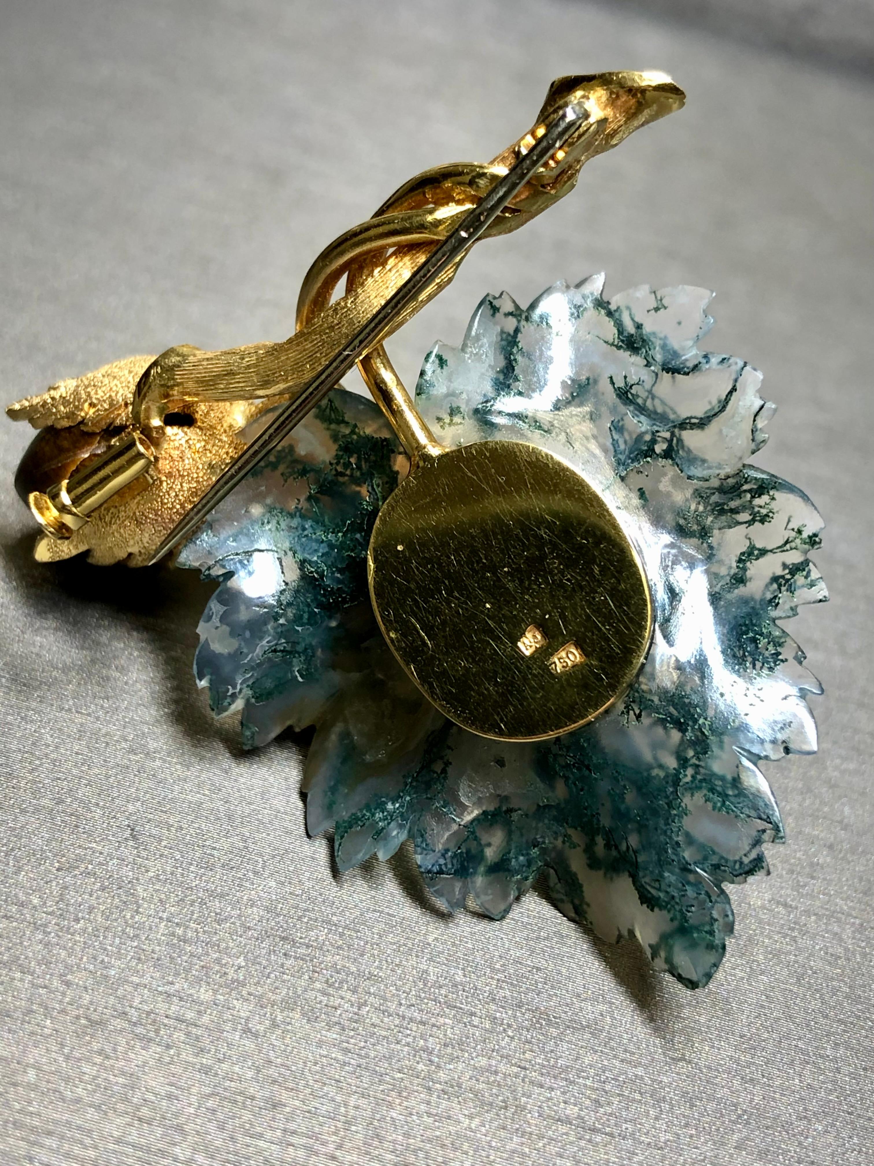 Femenino o masculino Alfiler vintage de ojo de tigre de 18 quilates con hoja de ágata musgosa Firmado en venta