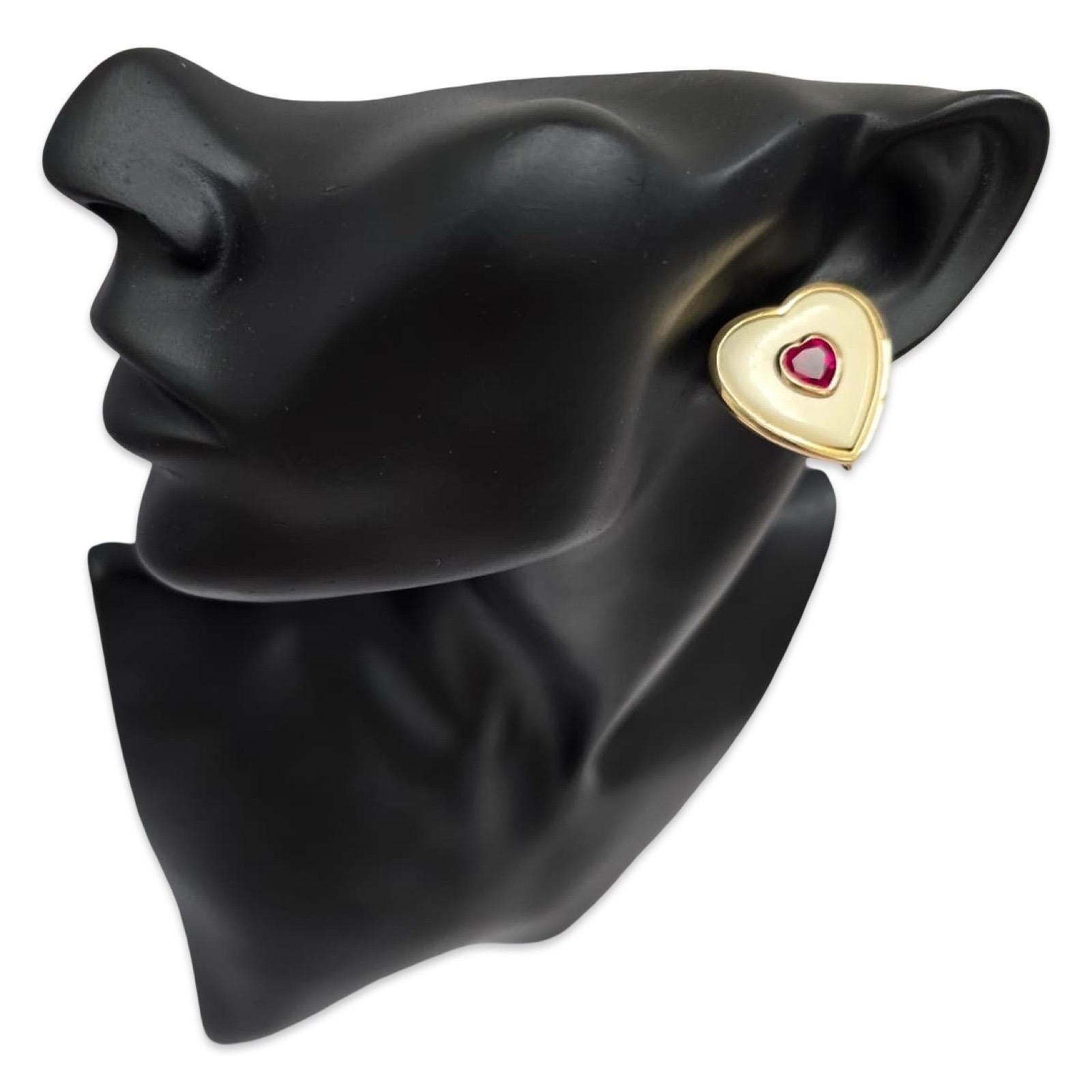 Ein auffälliges Paar herzförmiger Vintage-Ohrringe aus massivem 18-karätigem Gelbgold mit wunderschön geschnitzten, in Gold eingefassten natürlichen Perlmuttplatten. In der Mitte jedes Ohrrings sitzt ein lebendiger 8 mm großer natürlicher Rubin (ca.