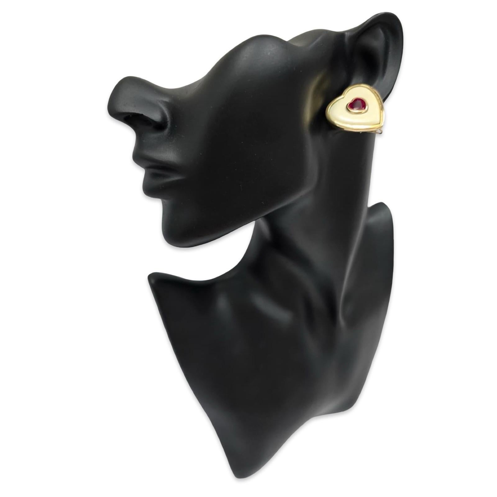 Vintage 18k Herz-Ohrringe aus geschnitztem Perlmutt mit 8mm Rubin-Herzen (Herzschliff) im Angebot