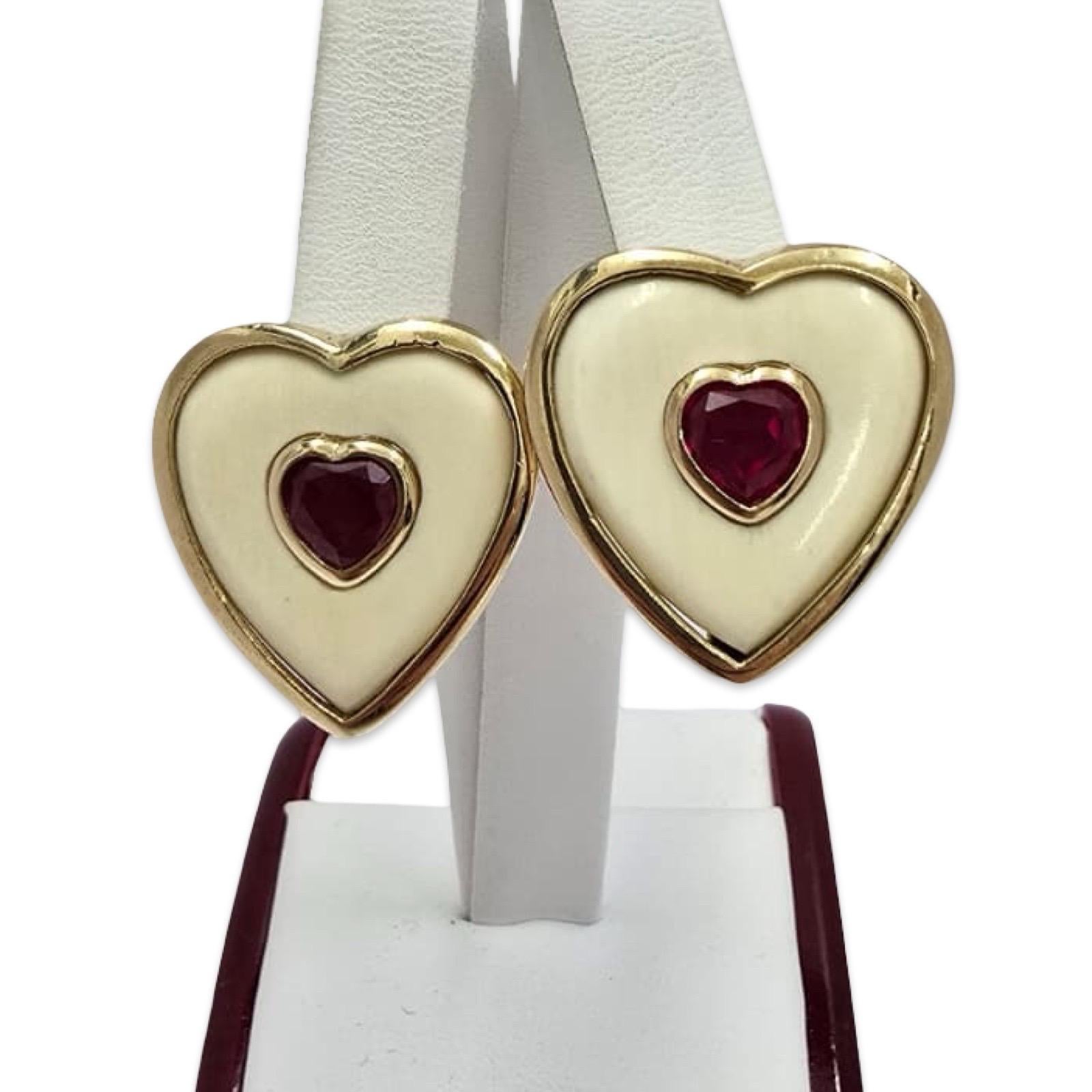 Vintage 18k Herz-Ohrringe aus geschnitztem Perlmutt mit 8mm Rubin-Herzen im Zustand „Hervorragend“ im Angebot in Miami, FL